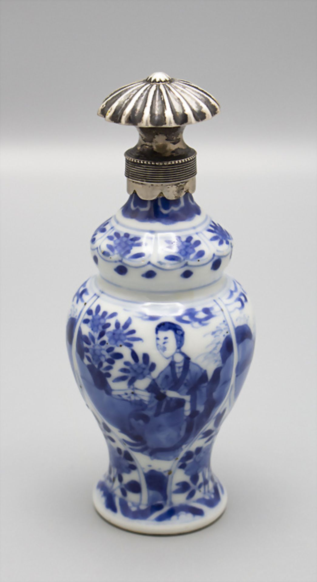 Porzellan Flakon mit Silbermontur / A porcelain perfume bottle, China, 19. Jh.