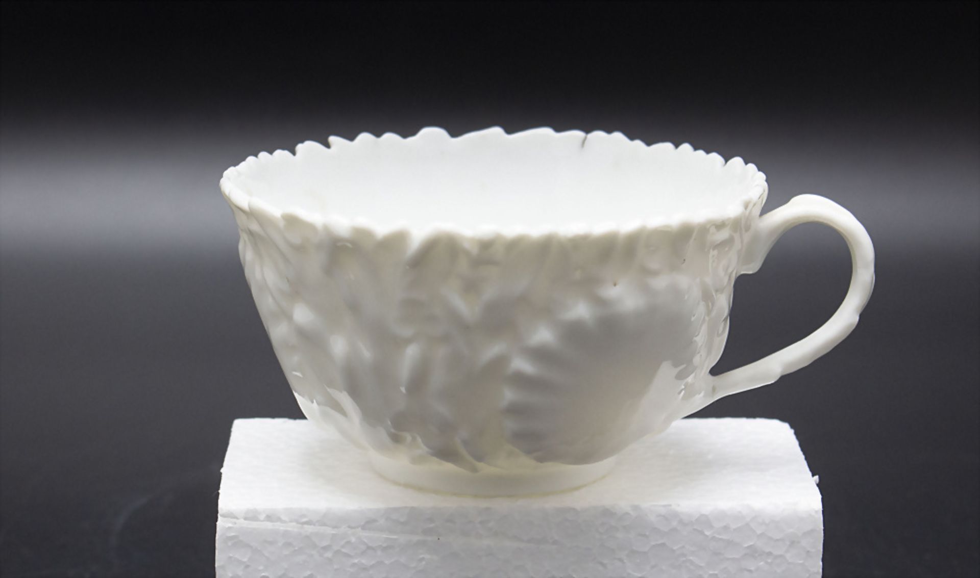 Tasse und UT mit Reliefdekor / A cup and saucer with relief, Jacob Petit (1796-1868), ... - Image 4 of 5