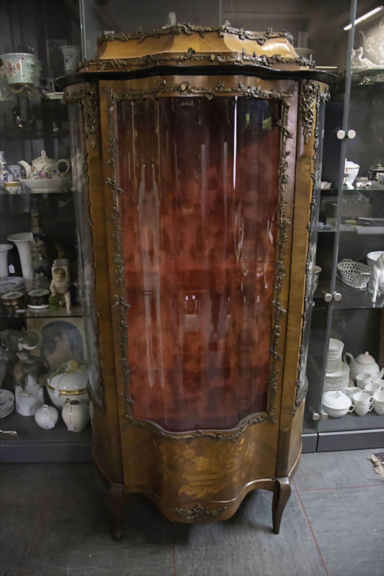 Rokoko Vitrine / A Rococo glass cabinet, wohl 18. Jh.