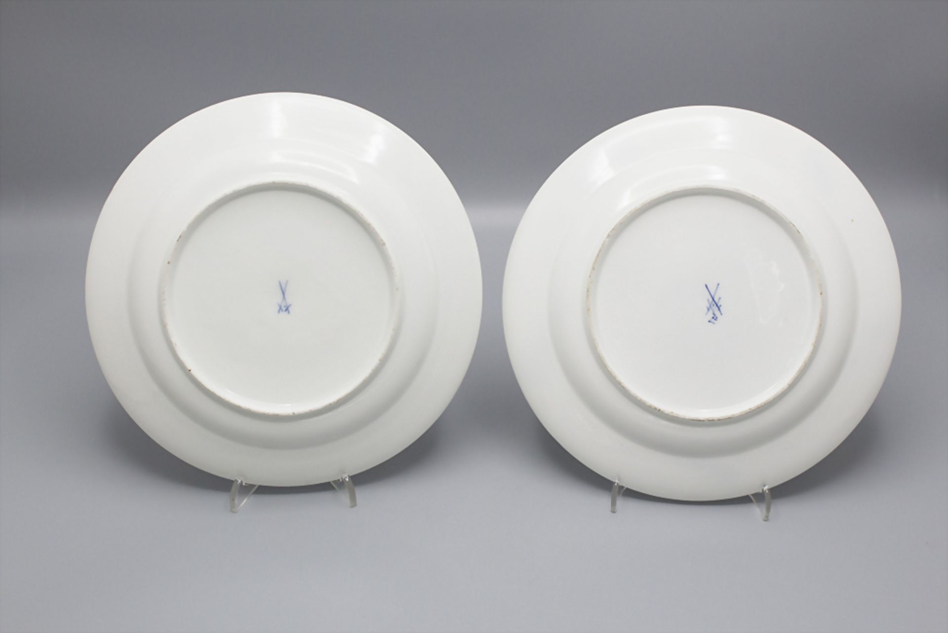 4 Teller mit Blaumalerei / 4 porcelain plates with flowers and insects, Meissen, Punktzeit ... - Bild 3 aus 4