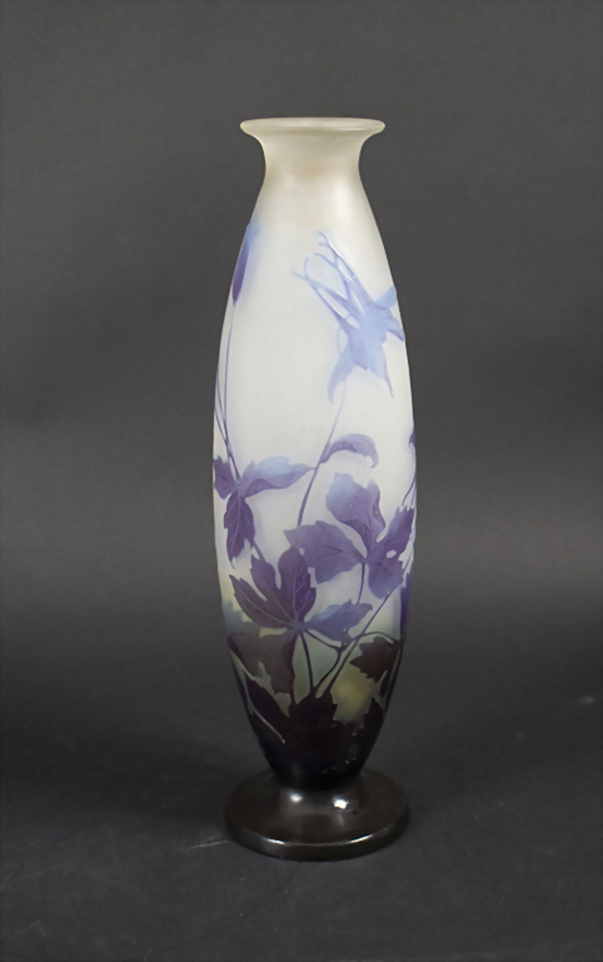 Jugendstil Vase mit Akelei / An Art Nouveau cameo glass vase with columbine, Emile Gallé, ...