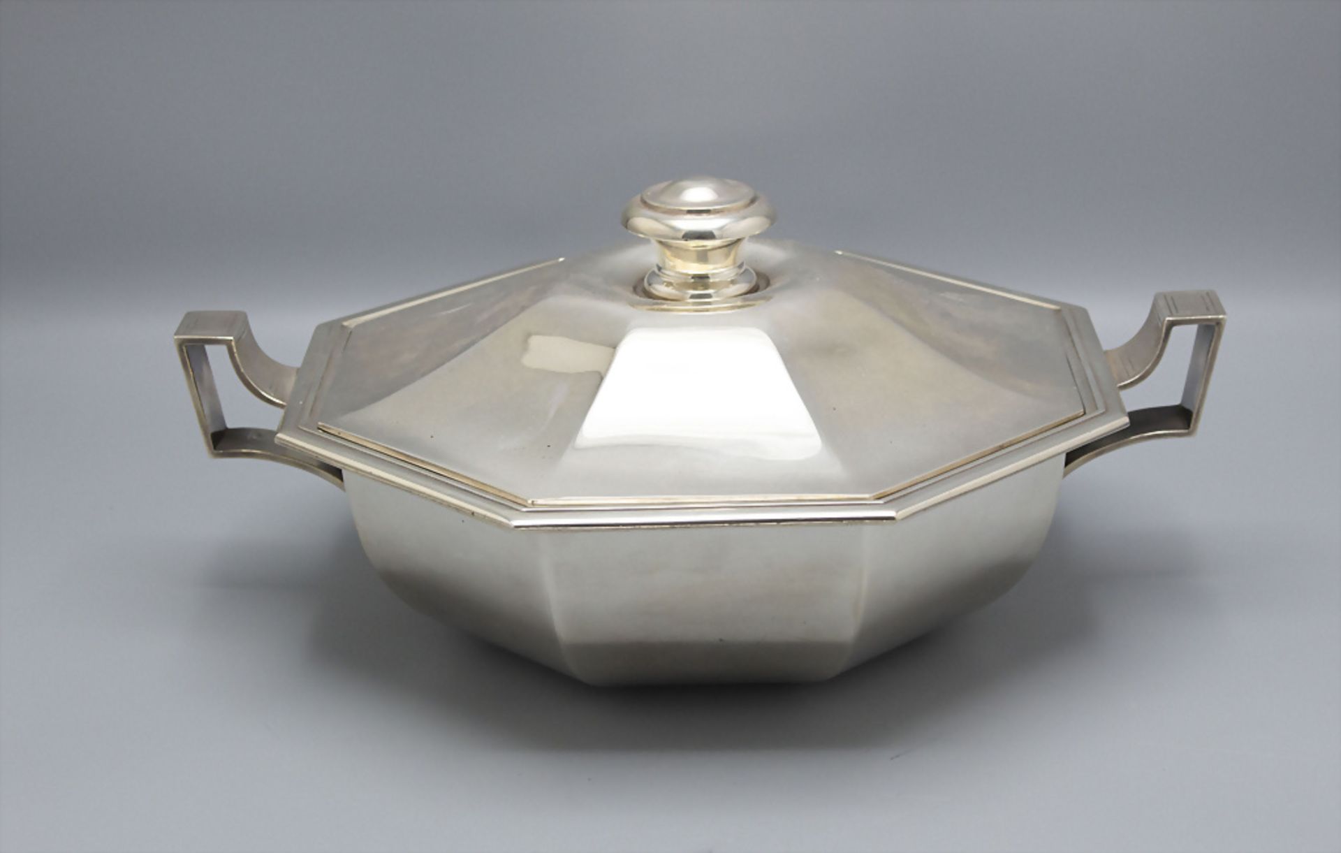 Art Déco Deckelterrine / An Art Deco covered silver tureen / Légumier en argent, Christofle ...