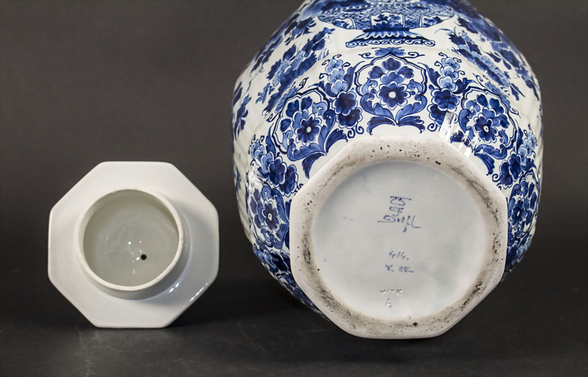 Große Deckelvase / A large lidded ceramic vase, De Porceleyne Fles, Delft - Bild 7 aus 7