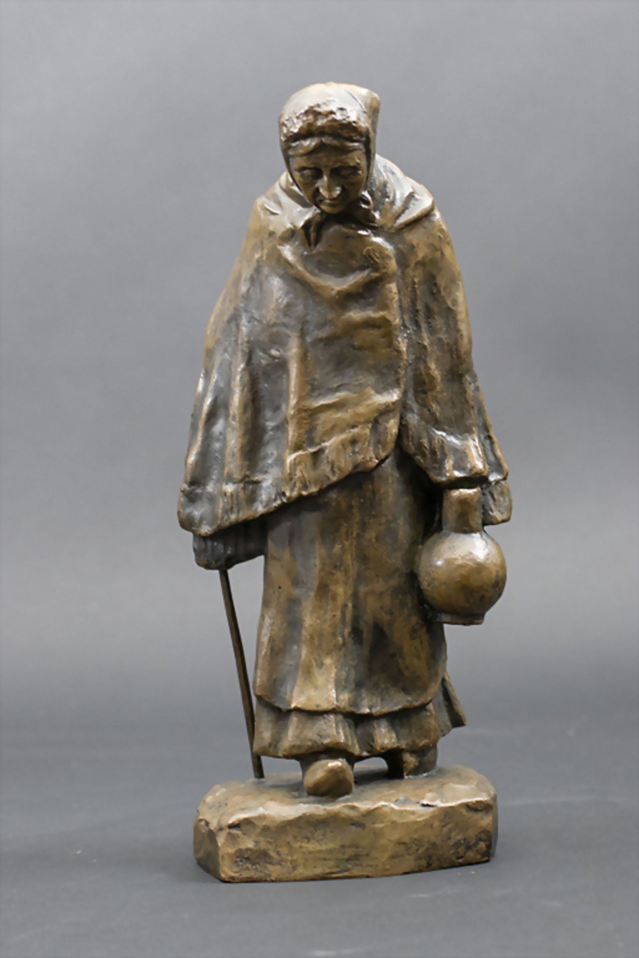 Bronzeplastik 'Alte Dame mit Stock und Wasserkrug' / A bonze sculpture 'Old lady with stick ...