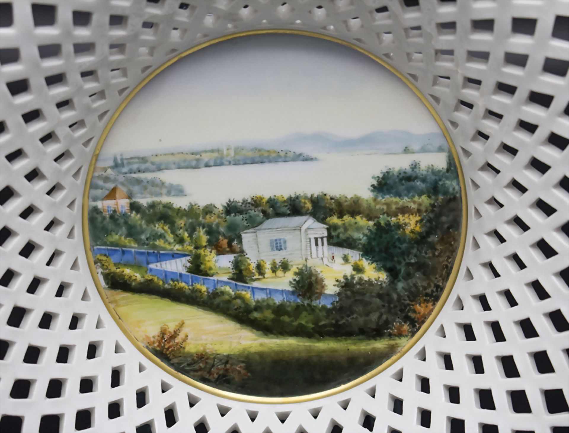 Porzellan Korbschale mit Ansicht der Pfaueninsel / A porcelain basket with the view of the ... - Bild 2 aus 3