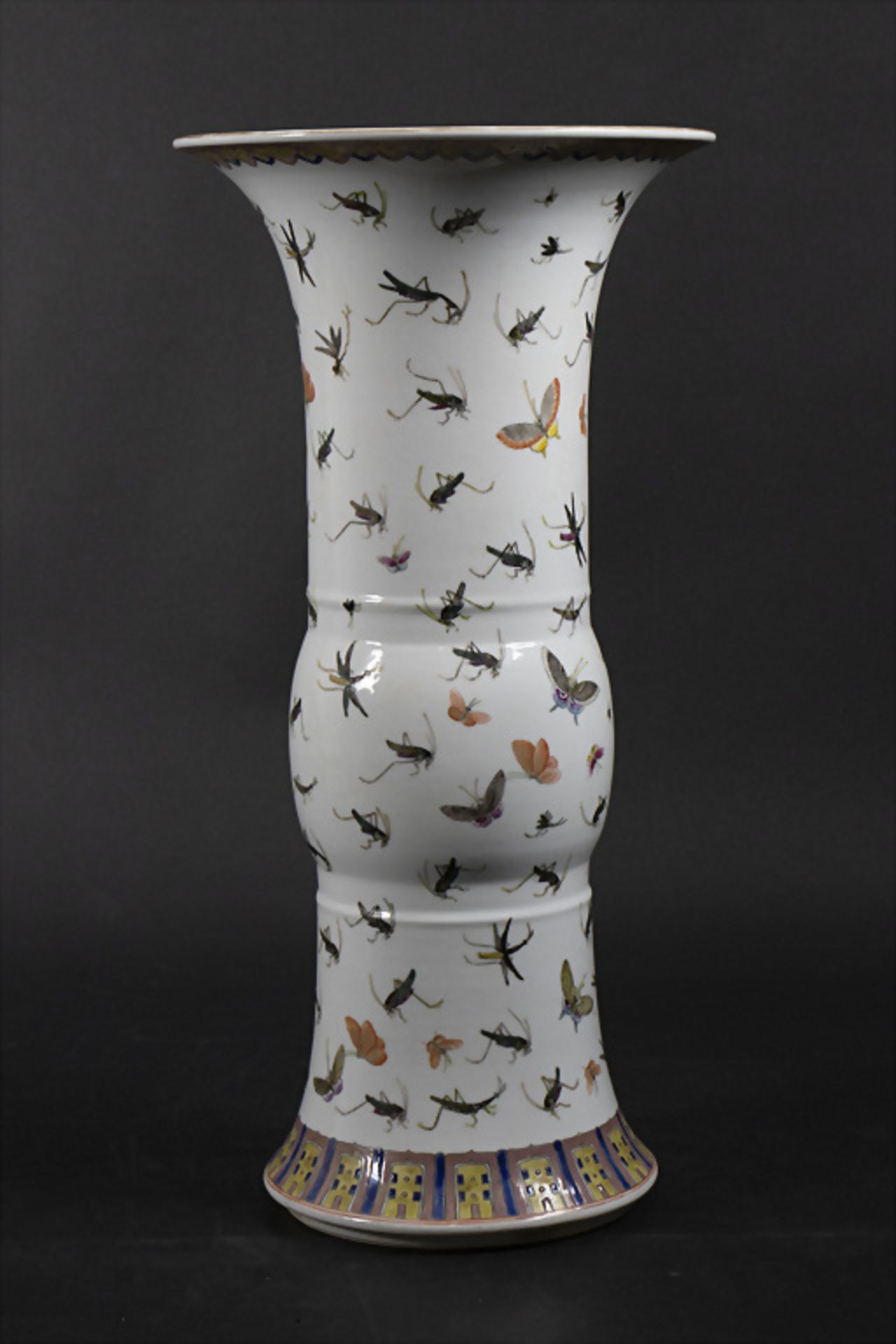 Porzellanvase mit Insekten in Gu Form / A GU shaped porcelain vase wih insects, China, 19./20. Jh.