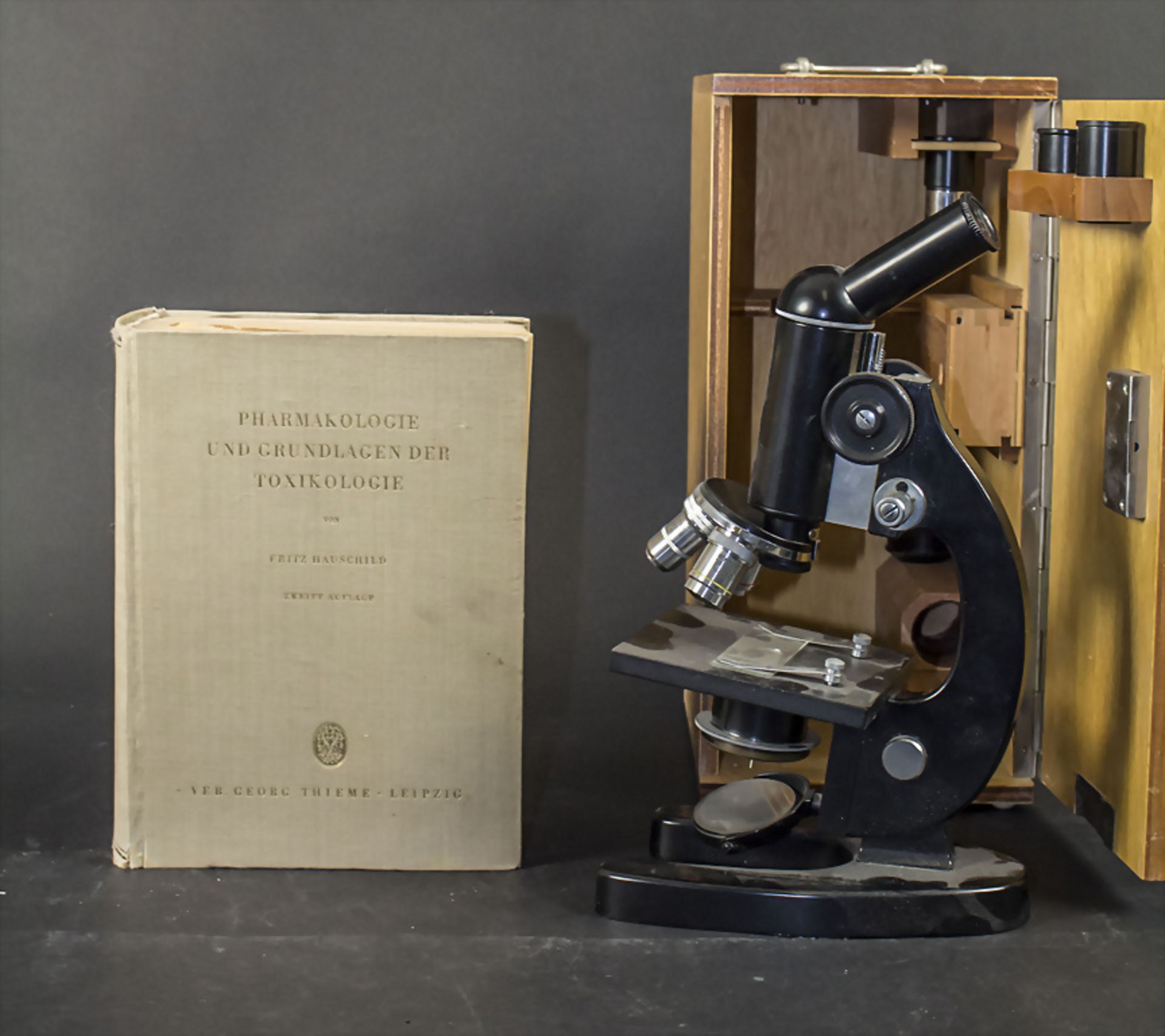 Konvolut aus Mikroskop, 2 Schachteln Mikroskopierpräparate und Buch / A set of a microscope, 2 ...