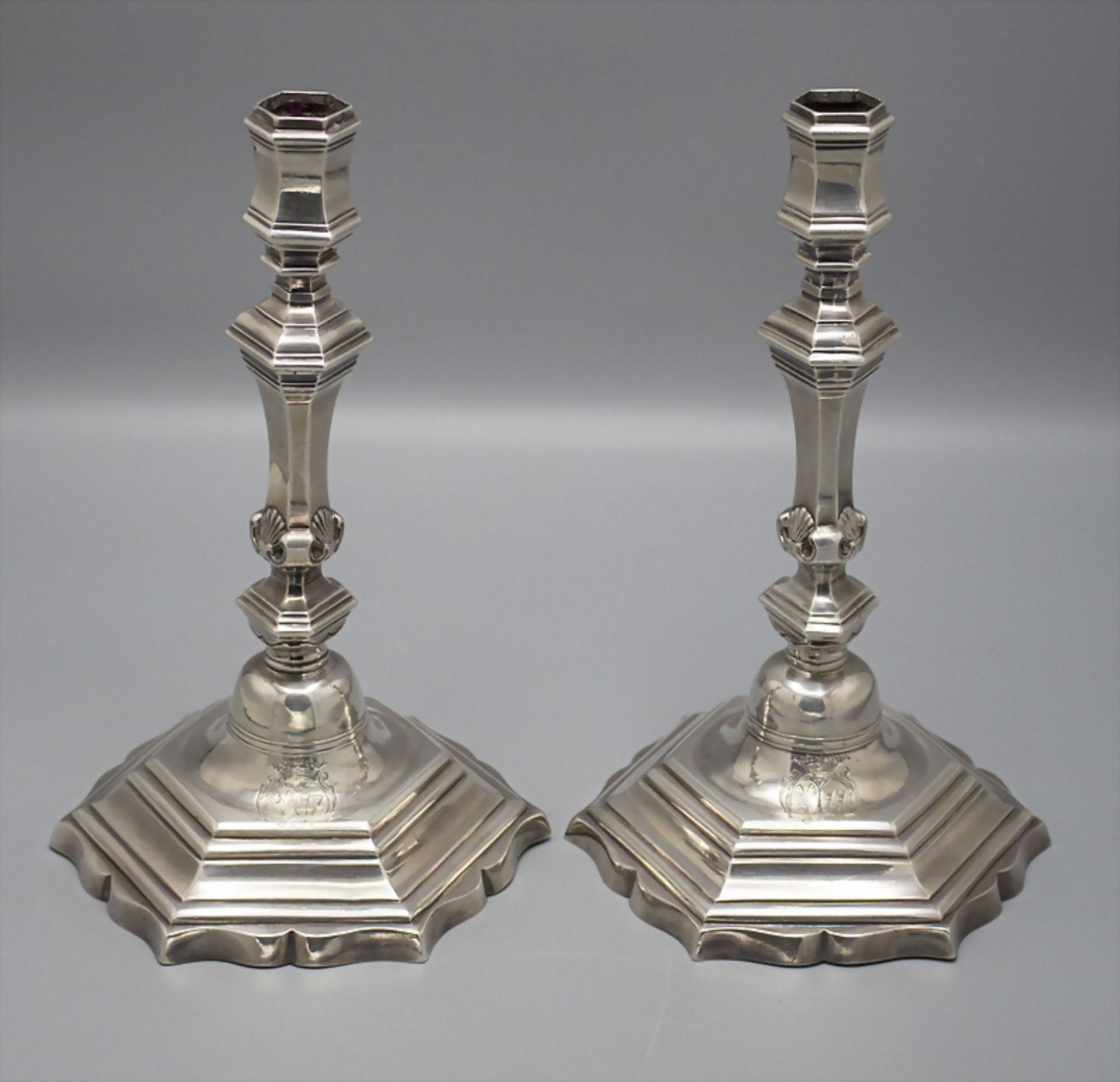 Paar Louis XV. Kerzenleuchter / A pair of Louis XV. silver candlesticks / Paire de Louis XV. ...