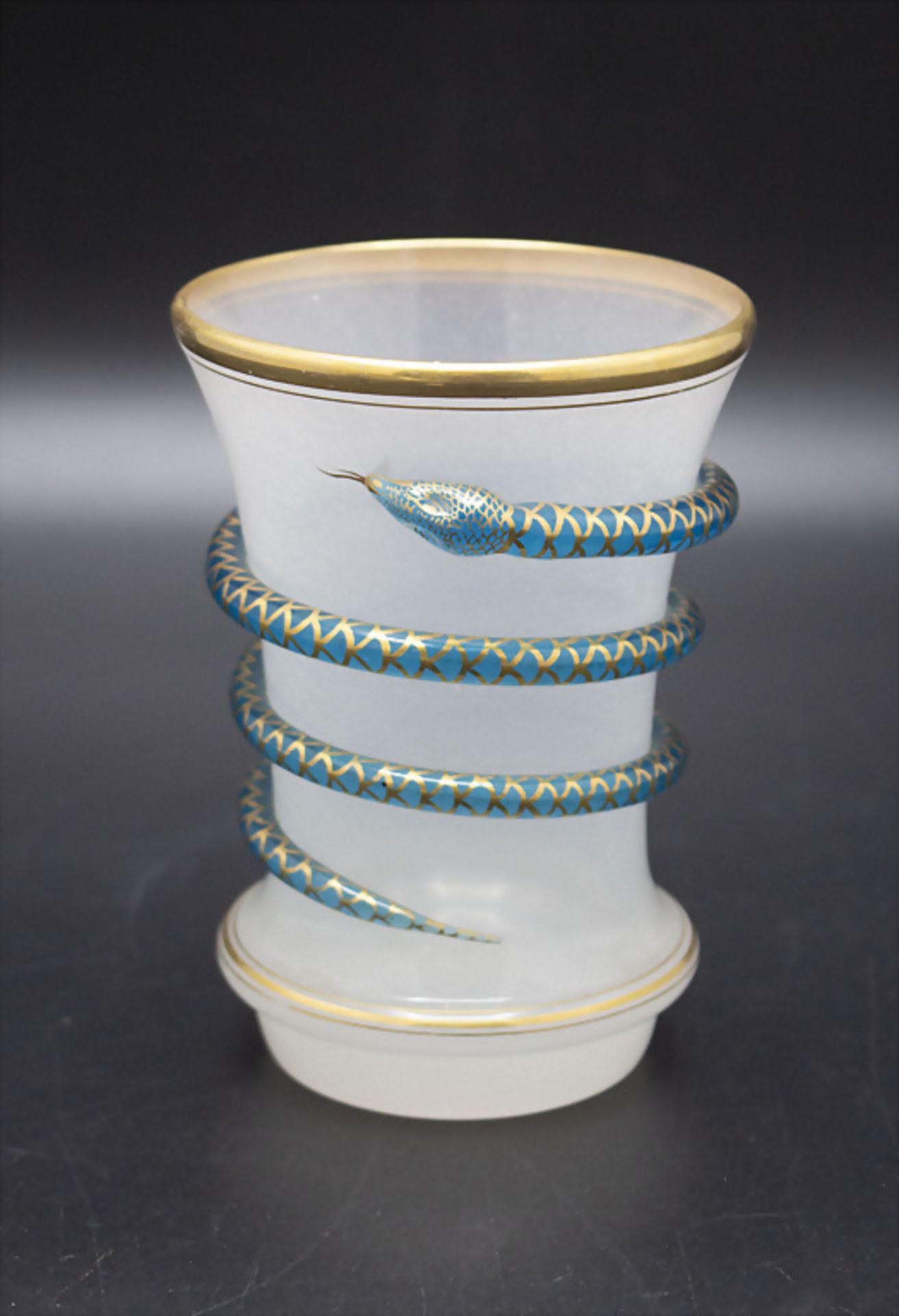 Alabasterglas-Becher mit Schlange / A Bohemian alabaster glass beaker with serpent, Böhmen, 1. ...