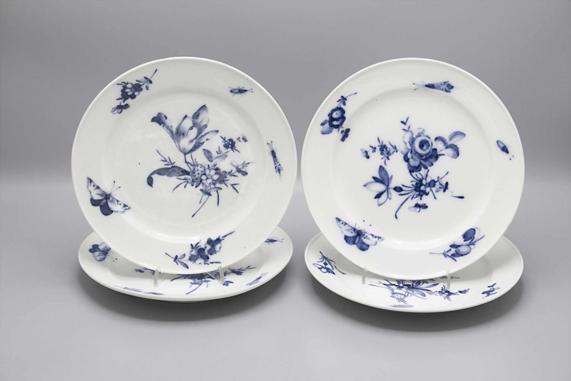 4 Teller mit Blaumalerei / 4 porcelain plates with flowers and insects, Meissen, Punktzeit ...