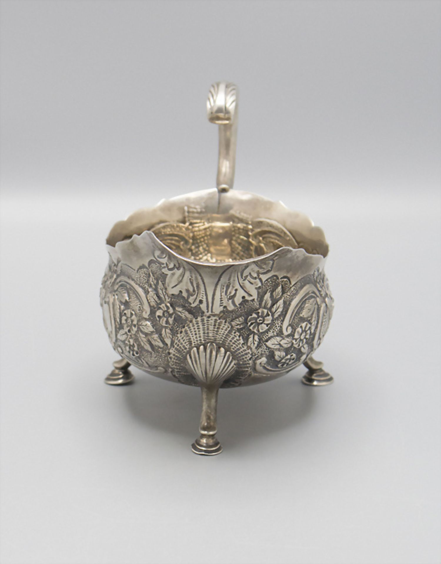 George II Sauciere / A silver George II sauce boat, David Hennell, London, 1762 - Image 2 of 7