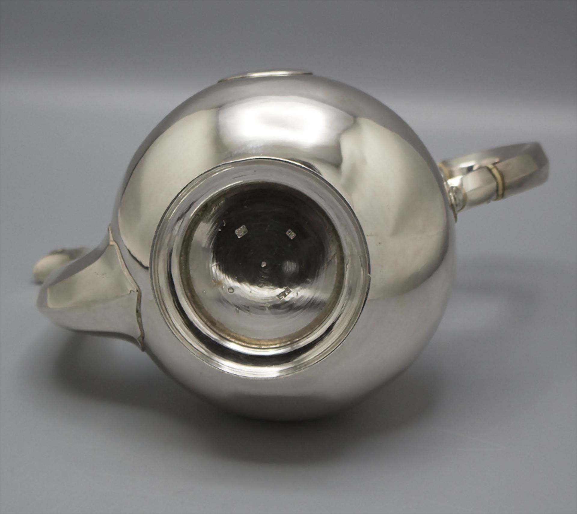 Kaffee- und Teekern / A silver coffee and tea set, Matthias Skytt, St. Petersburg, 1855-1856 - Image 5 of 15