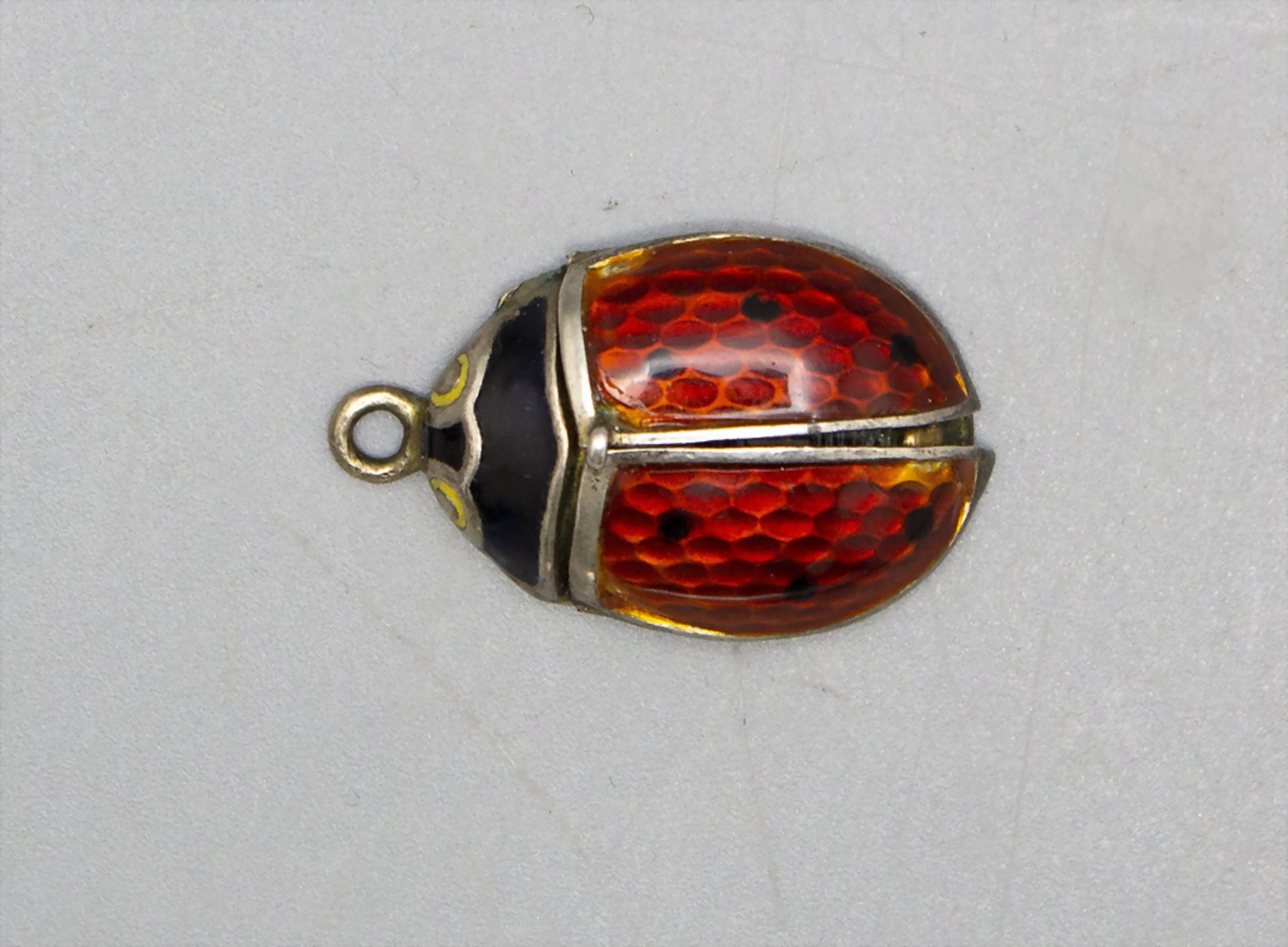 Anhänger Marienkäfer / A enamelled silver pendant of a ladybug, Athen, um 1900 - Image 3 of 6