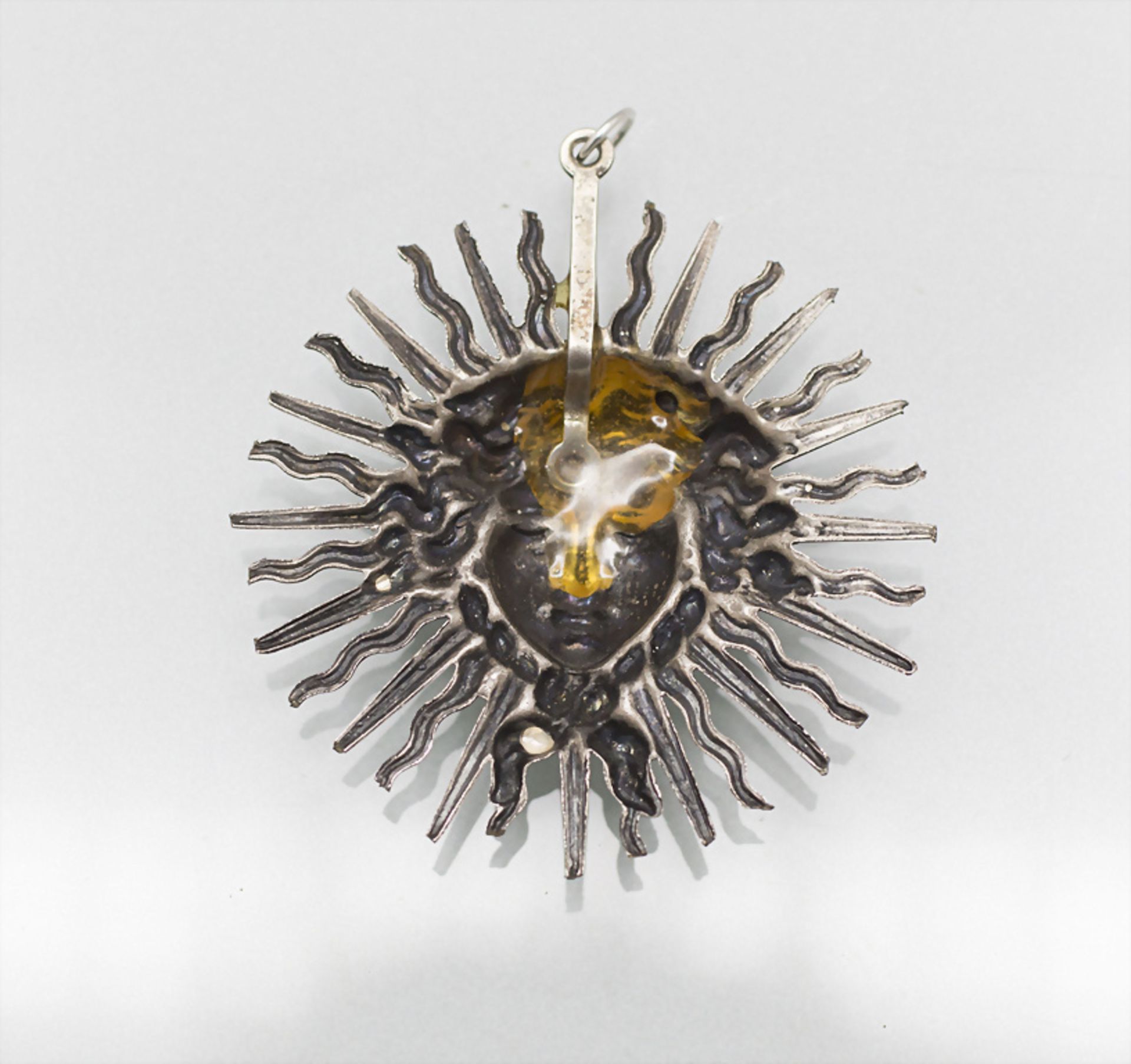 Anhänger 'antiker Kopf mit Sonnenstrahlen' / A silver pendant, um 1900 - Bild 2 aus 2