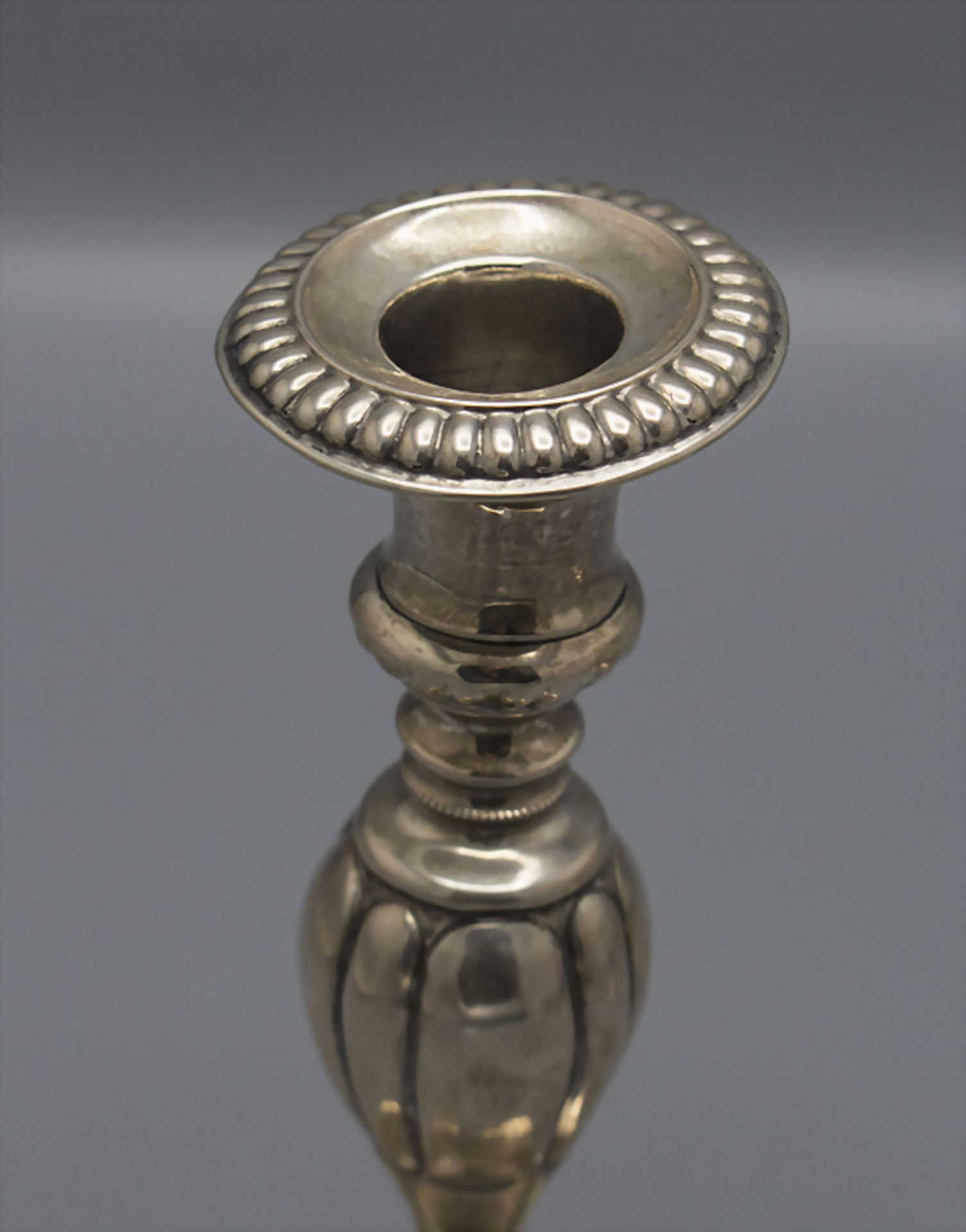 Paar Kerzenleuchter / A pair of silver candlesticks, Berlin, 19. Jh. - Image 2 of 5