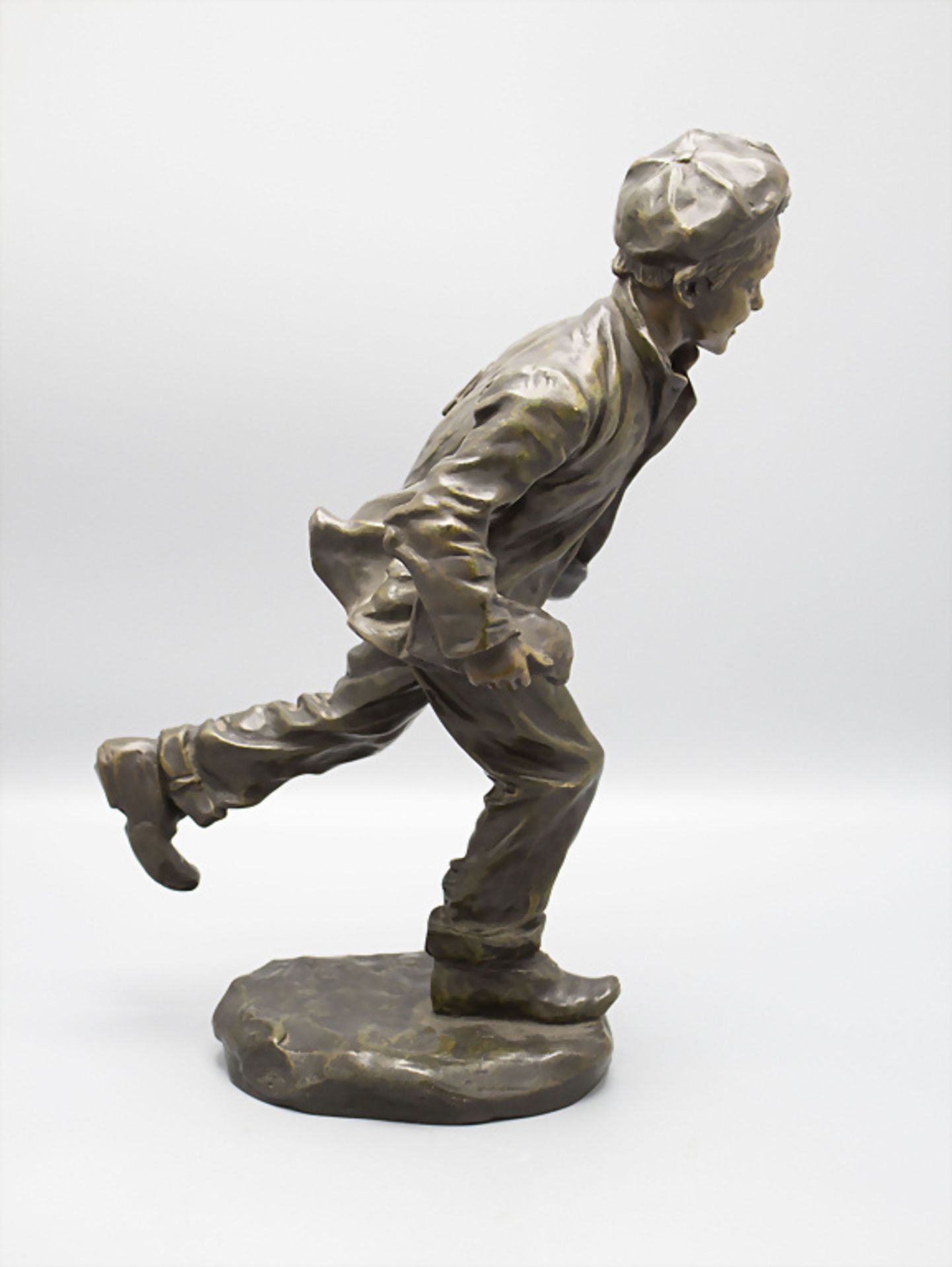 Bronzeplastik 'Laufender Knabe' / A bronze sculpture 'Running boy', Frankreich, um 1920 - Image 5 of 8