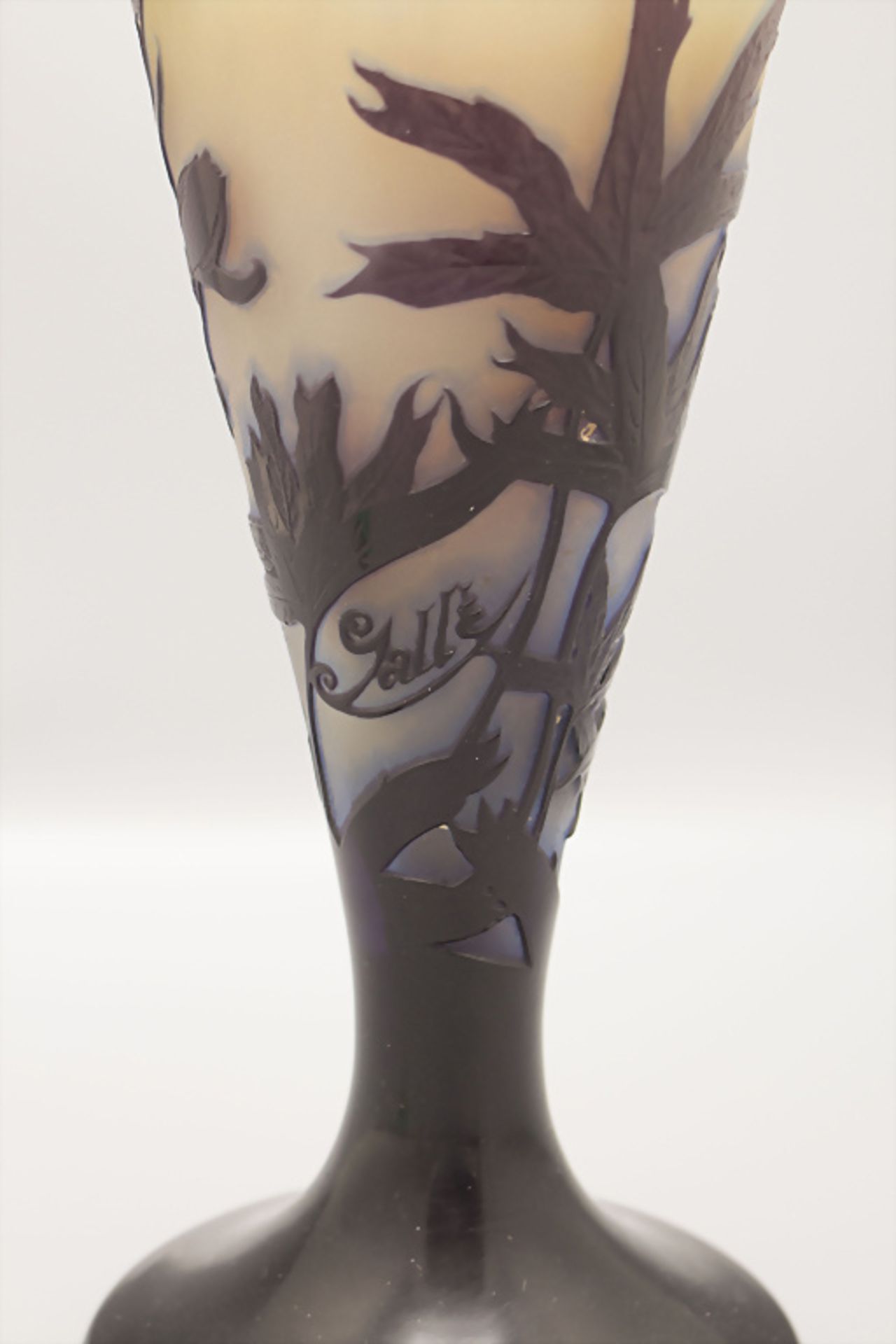 Jugendstil Vase mit Akelei / An Art Nouveau cameo glass vase with columbine, Emile Gallé, ... - Bild 4 aus 5