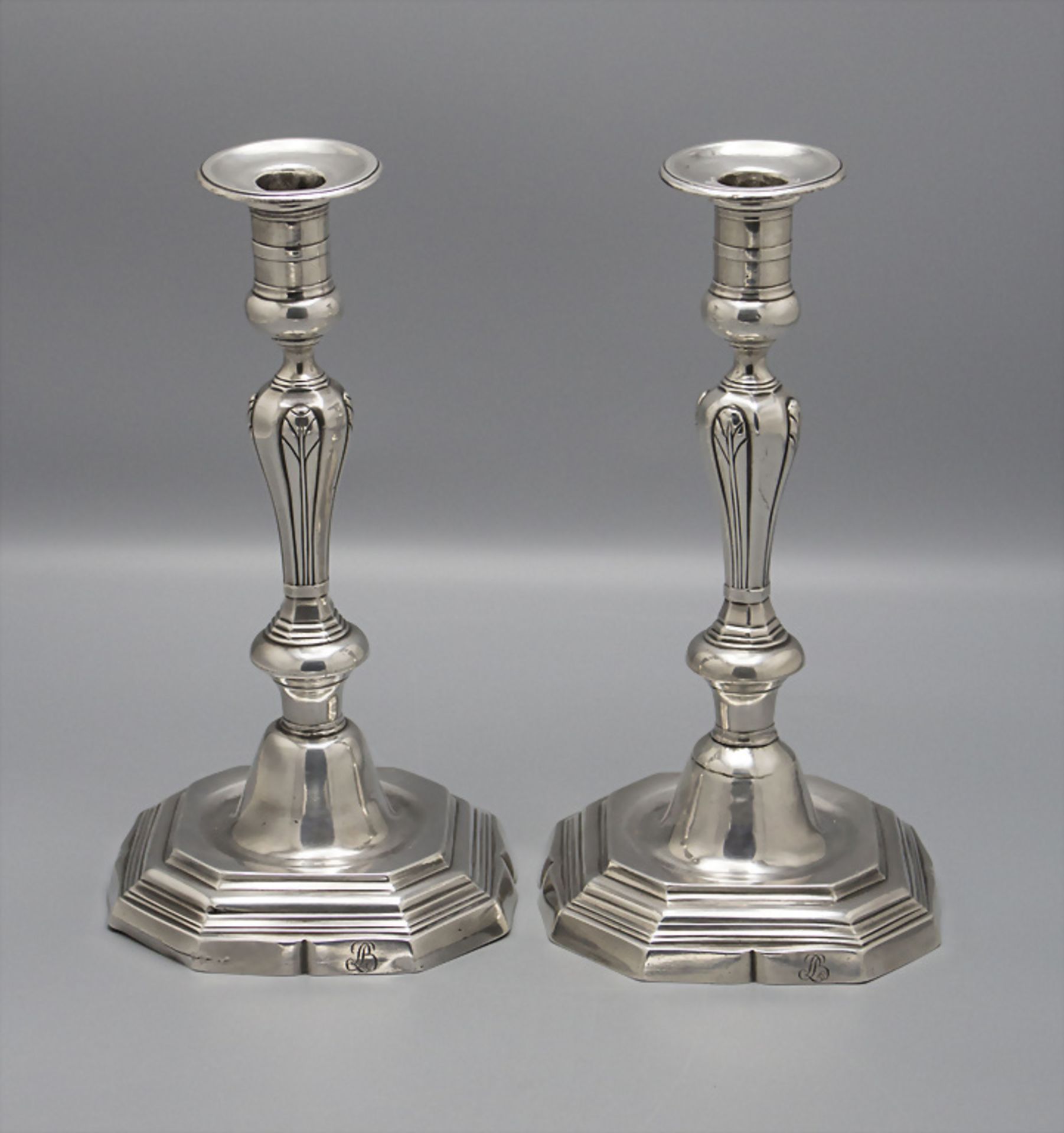 Paar Louis XV. Kerzenleuchter / A pair of Louis XV. silver candlesticks / Paire de Louis XV. ... - Image 2 of 9