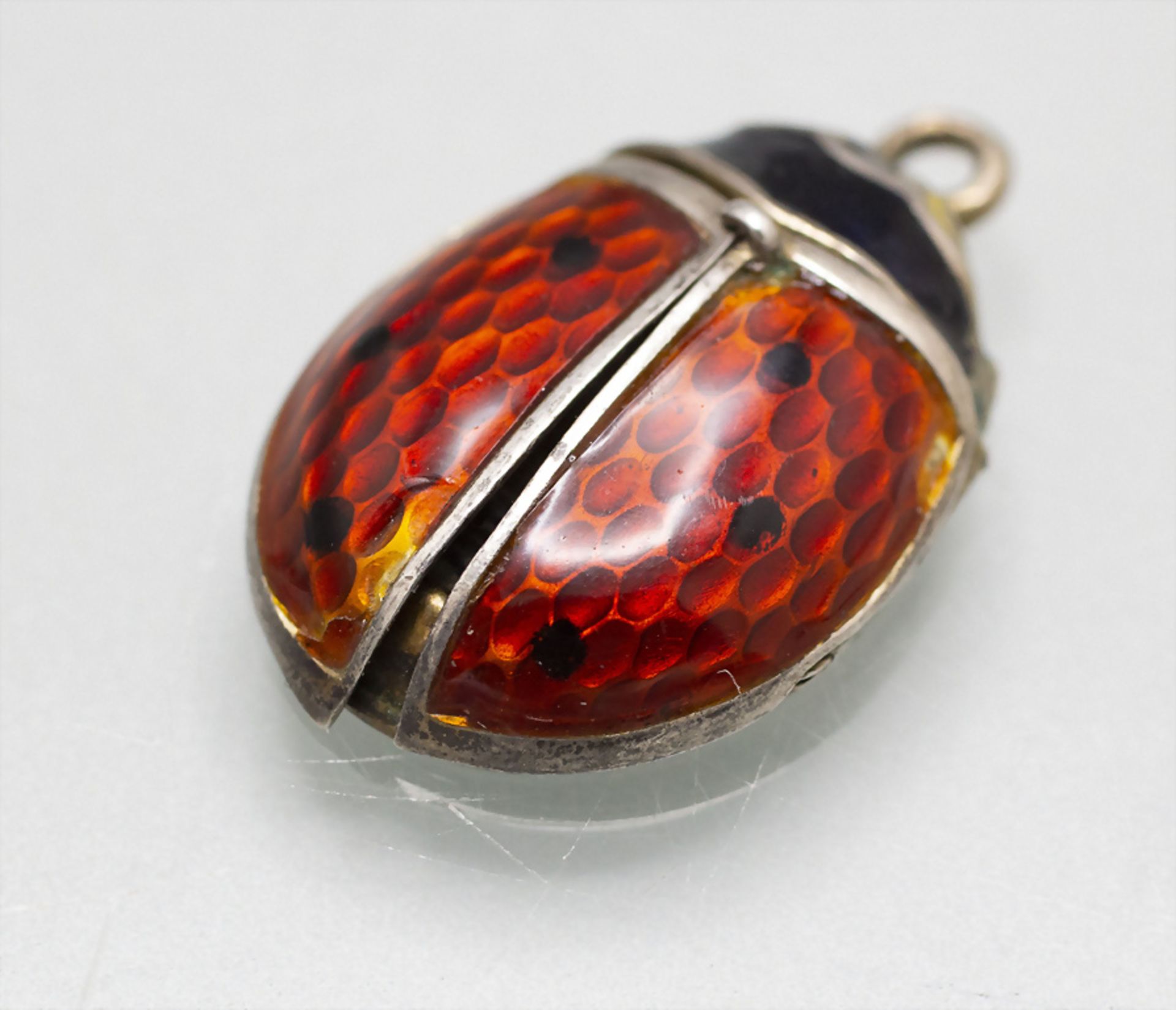 Anhänger Marienkäfer / A enamelled silver pendant of a ladybug, Athen, um 1900 - Image 5 of 6