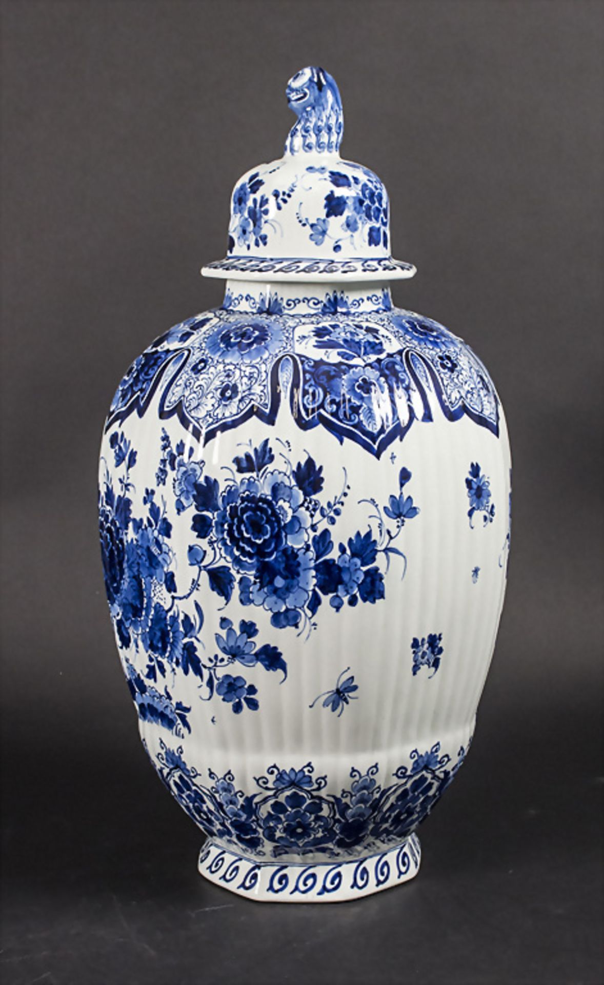 Große Deckelvase / A large lidded ceramic vase, De Porceleyne Fles, Delft - Bild 3 aus 7