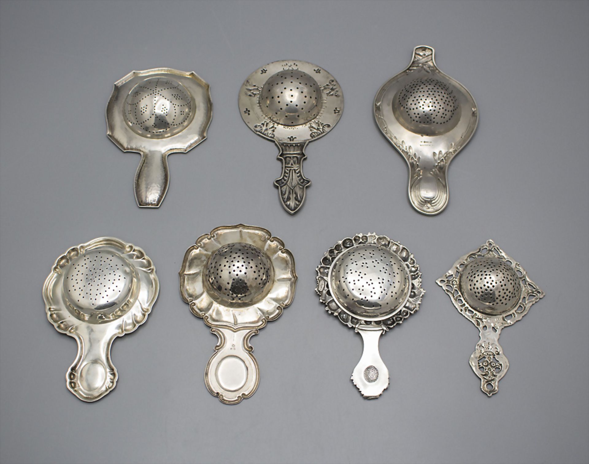 Konvolut aus 7 Teesieben / A set of 7 silver tea strainers, um 1900 - Bild 2 aus 3