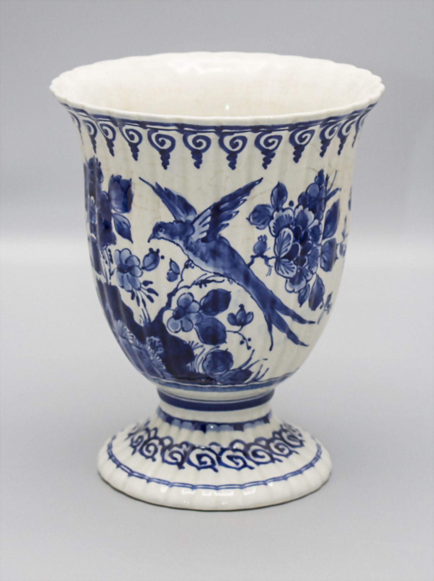 Vase / A ceramic vase, De Porceleyne Fles, Delft, 19./20. Jh. - Image 2 of 4