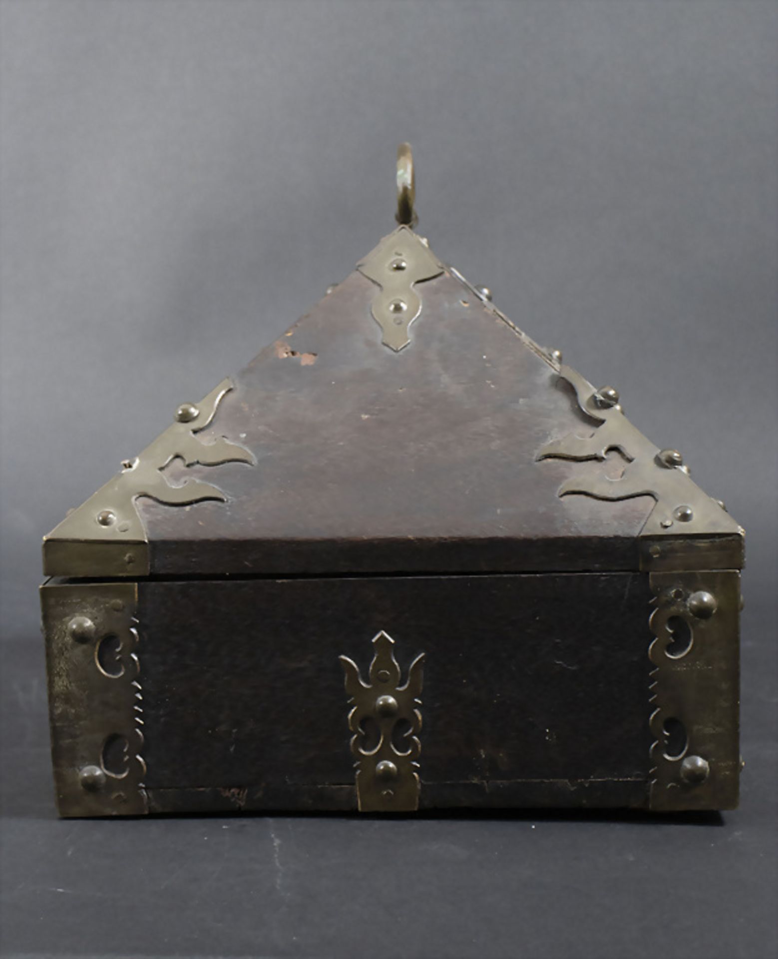 Holzschatulle mit Messingbeschlägen / A wooden casket with brass fittings, Frankreich, 19. Jh. - Bild 6 aus 9