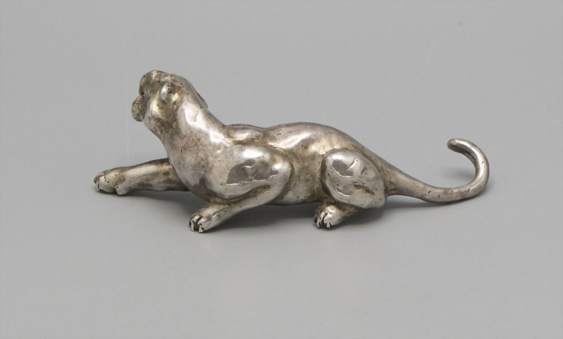 Miniatur Skulptur einer Löwin / Raubkatze / A miniature sculpture of a lioness / big cat, um 1920 - Bild 3 aus 5