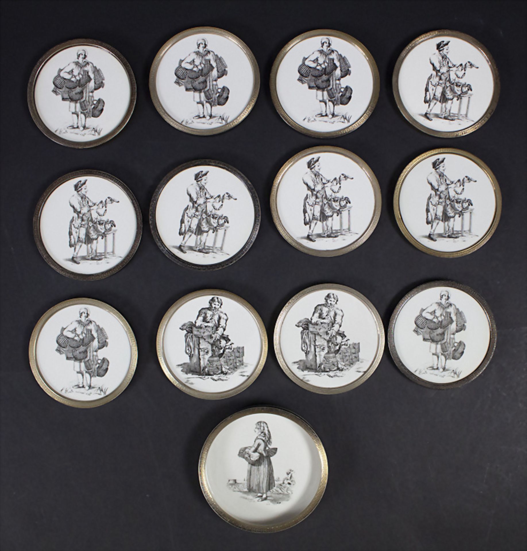 12 Untersetzer und 1 Flaschenhalter mit Silbermontur / A set of 12 coasters and 1 bottle holder ...