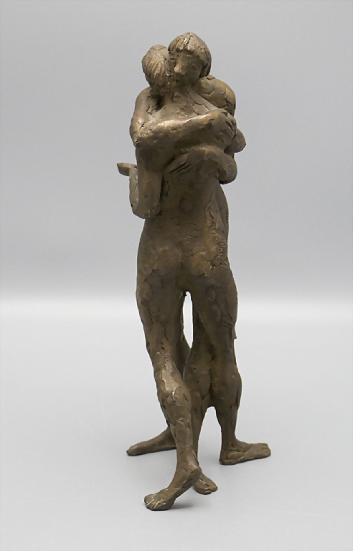 Karl Ulrich NUSS (*1943), Bronzeplastik 'Paar in Umarmung' / A bronze sculpture of an ... - Image 2 of 5