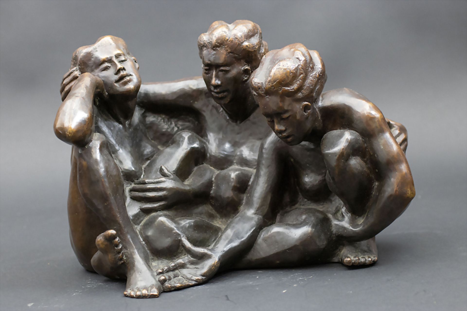 Laetitia LARA ( *1957 in Paris), Bronzeplastik 'Drei sitzende Frauen' / 'Three sitting women' ...