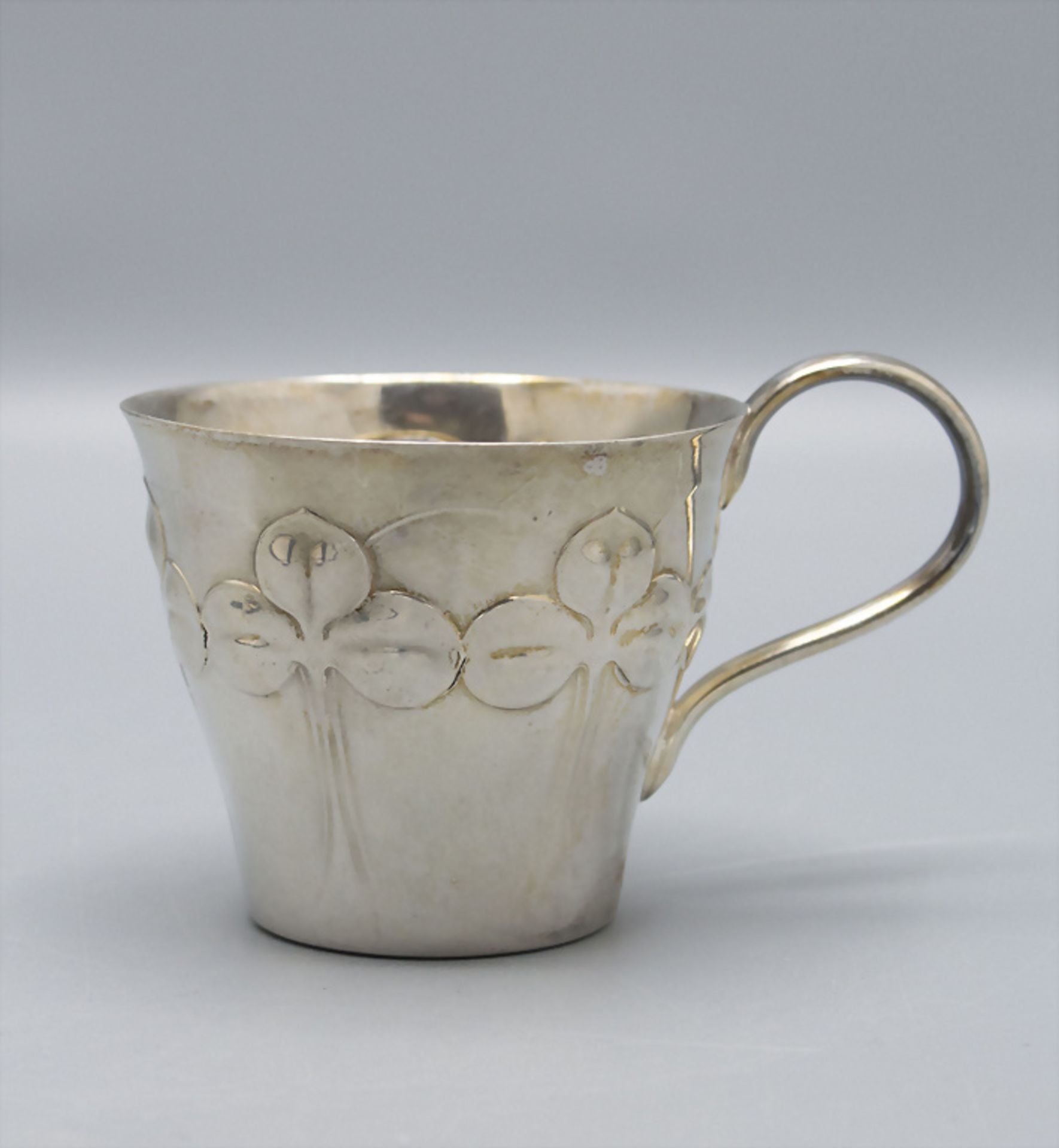 Jugendstil Tasse und Untertasse mit Kleeblattdekor / An Art Nouveau cup and saucer with ... - Image 2 of 6