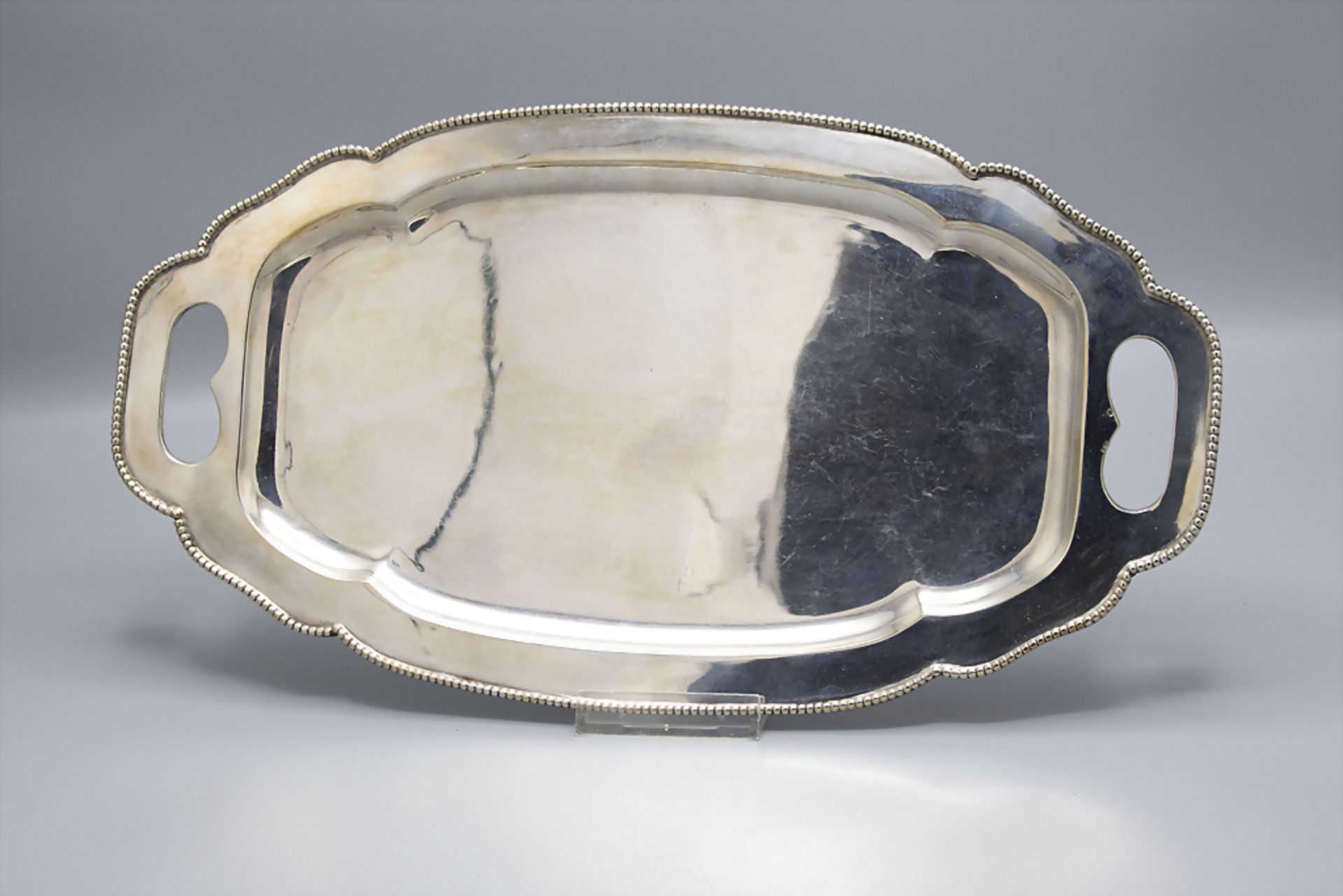 Silbertablett mit Perlrand / A silver tray, Wien, um 1910