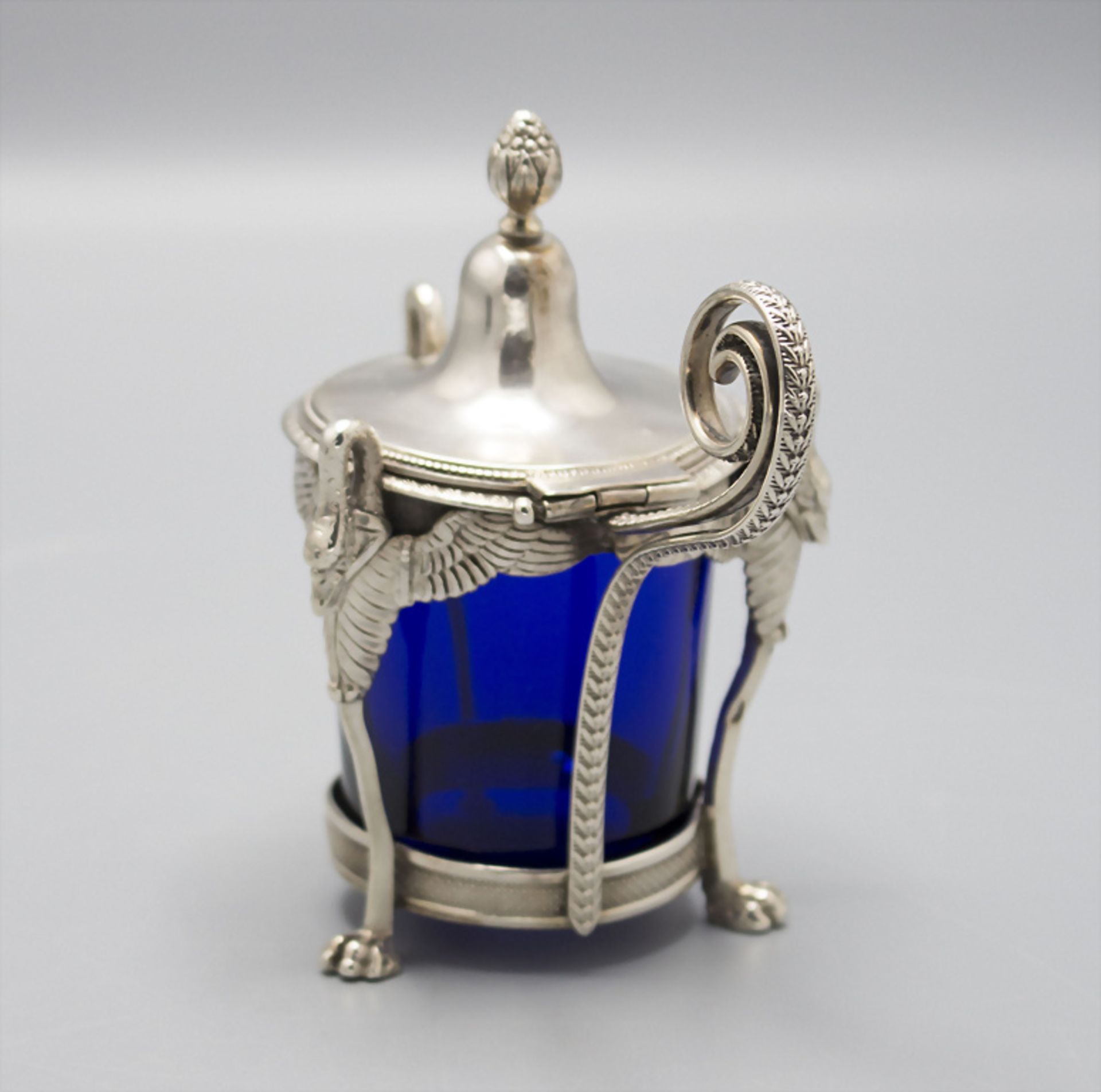 Empire Senftopf / Moutardier en argent massif / A silver Empire mustard pot, Paris, um 1800 - Image 4 of 8