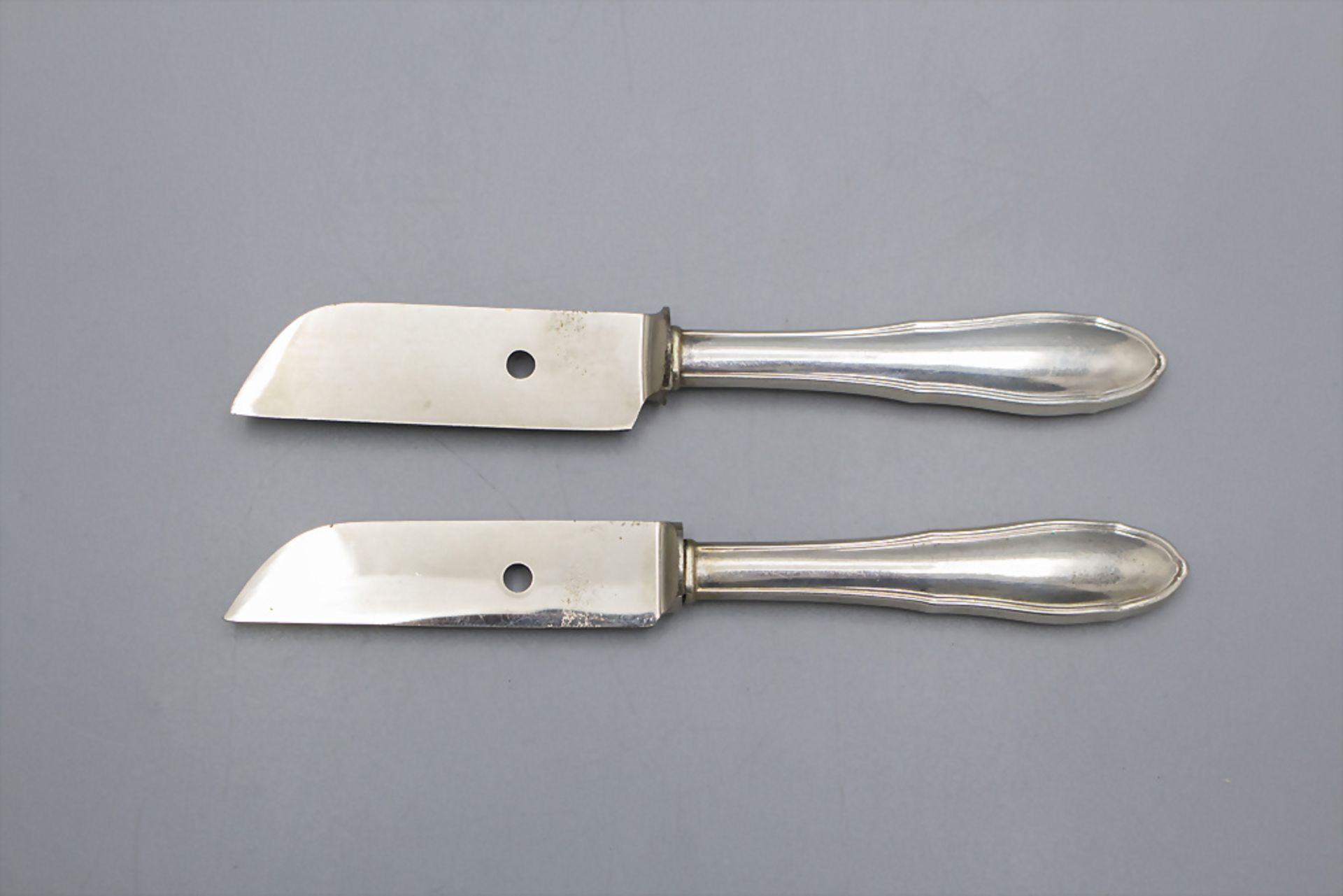 2 Hummermesser / 2 silver lobster knives, um Mitte 20. Jh.