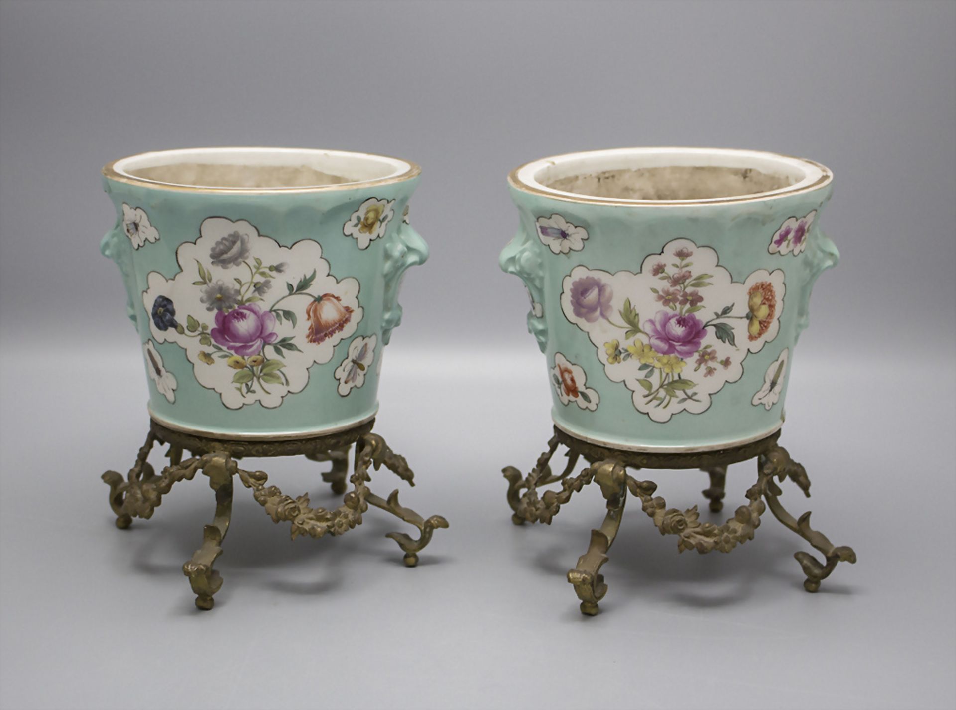 Zier Cachepots mit Vogelmalerei und Bronzemontur / A decorative pair of flower pots with birds ... - Bild 3 aus 4