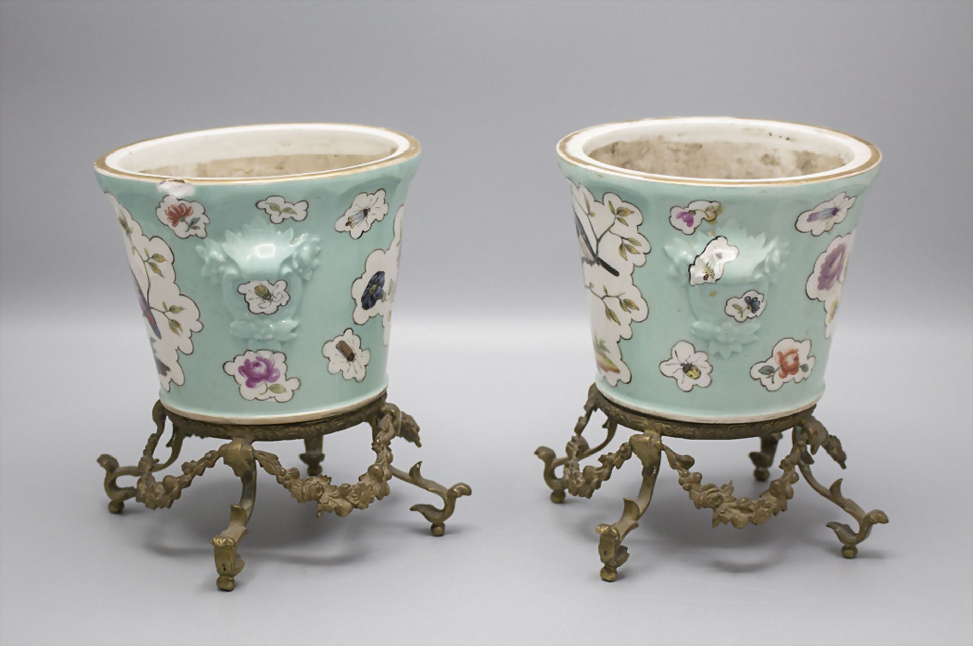 Zier Cachepots mit Vogelmalerei und Bronzemontur / A decorative pair of flower pots with birds ... - Image 2 of 4