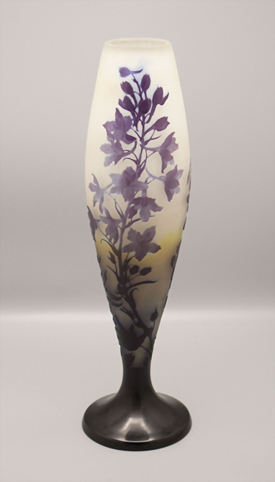 Jugendstil Vase mit Akelei / An Art Nouveau cameo glass vase with columbine, Emile Gallé, ...