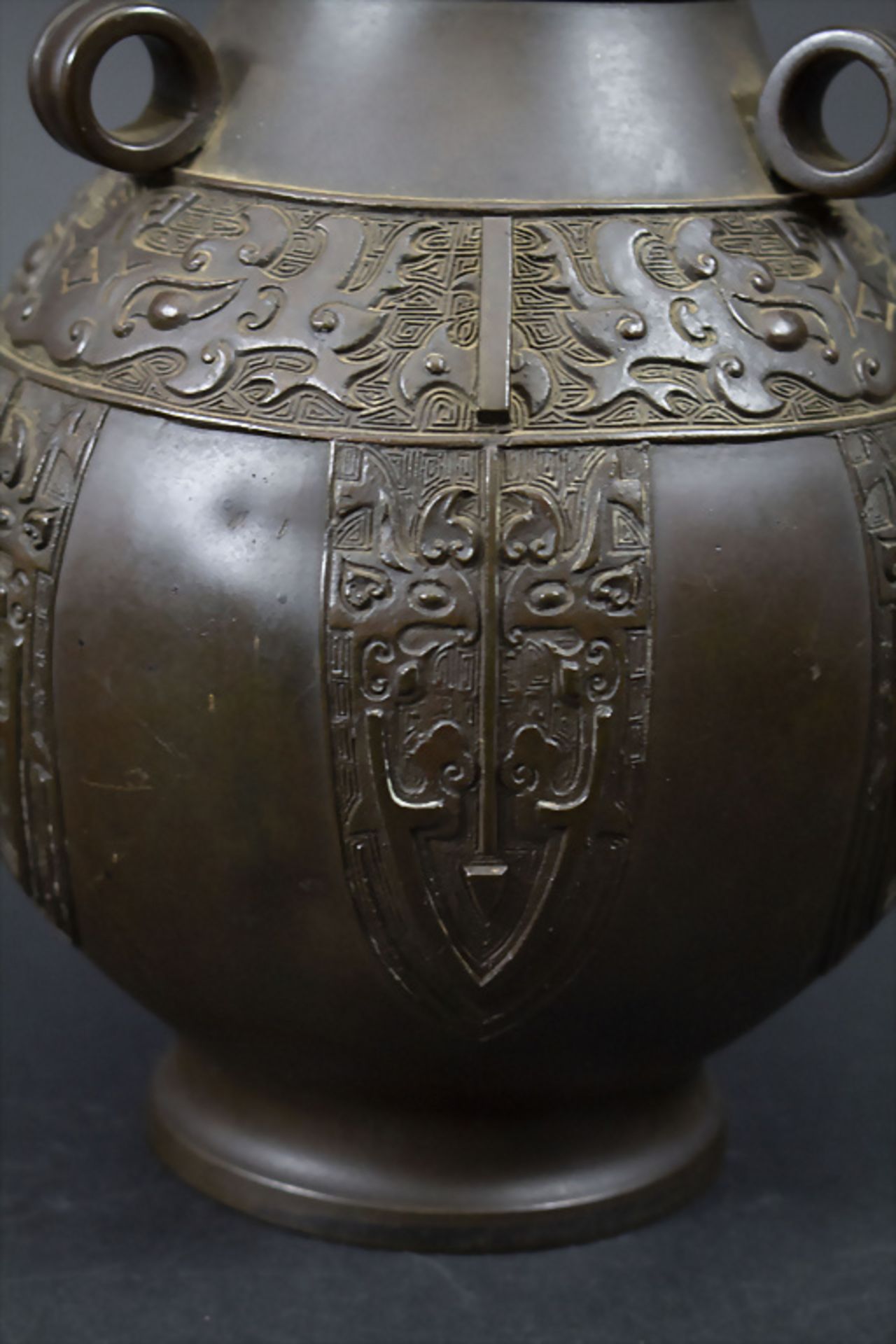 Bronze vase mit Ornament-Reliefs / A bronze vase with ornamental reliefs, China oder Japan - Bild 6 aus 7