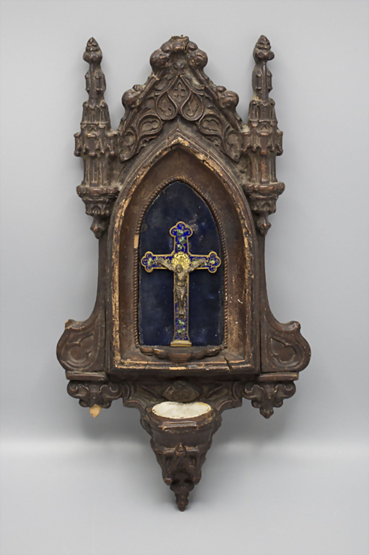 Holzaltar mit emailliertem Bronzekruzifix / A wooden altar with an enamelled bronze cruzifix, ...