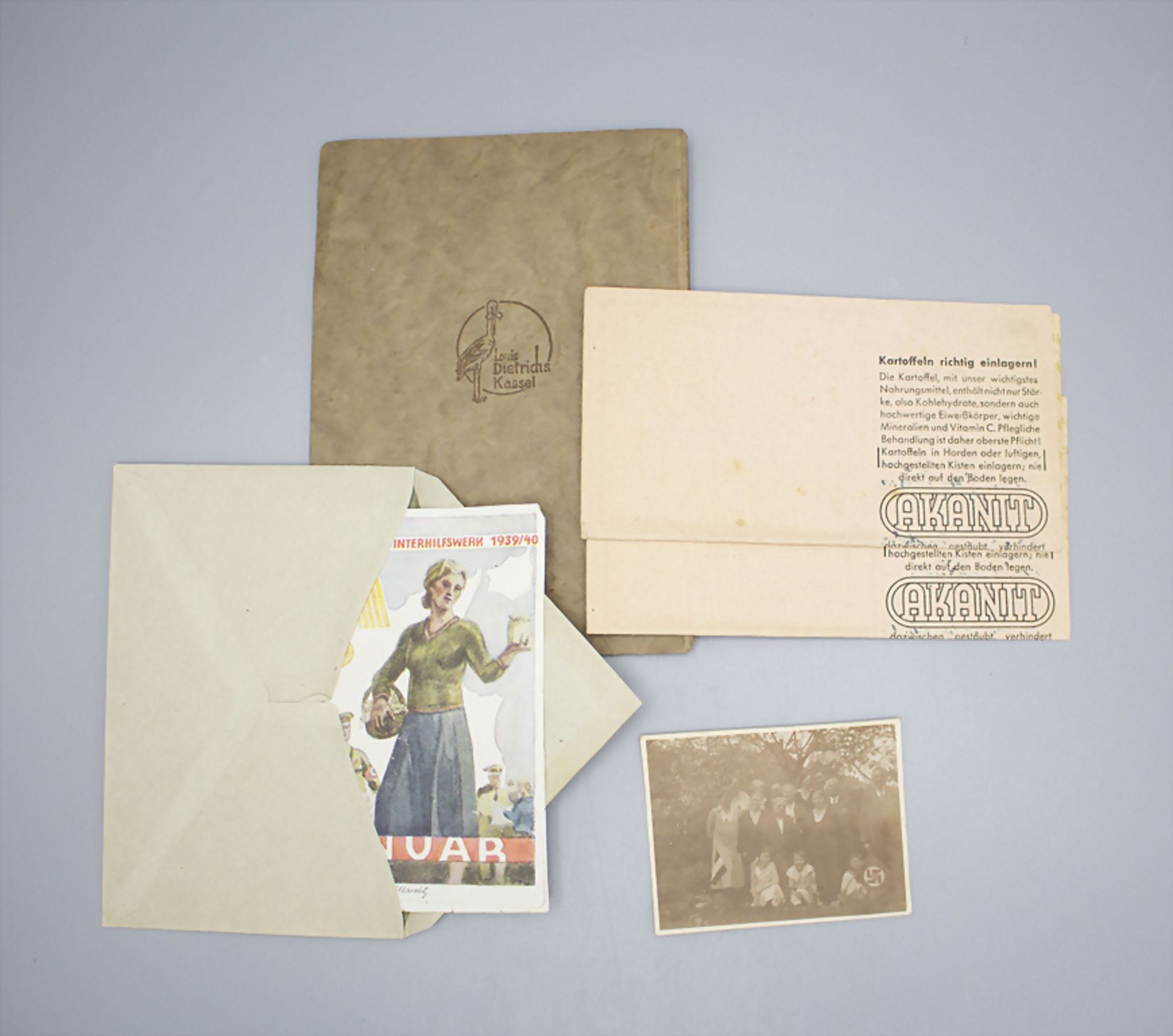 Verbandsutensilien, Watte und Kleiderkarte / Bandages, cotton and a ration cardfrom World War ... - Image 2 of 2