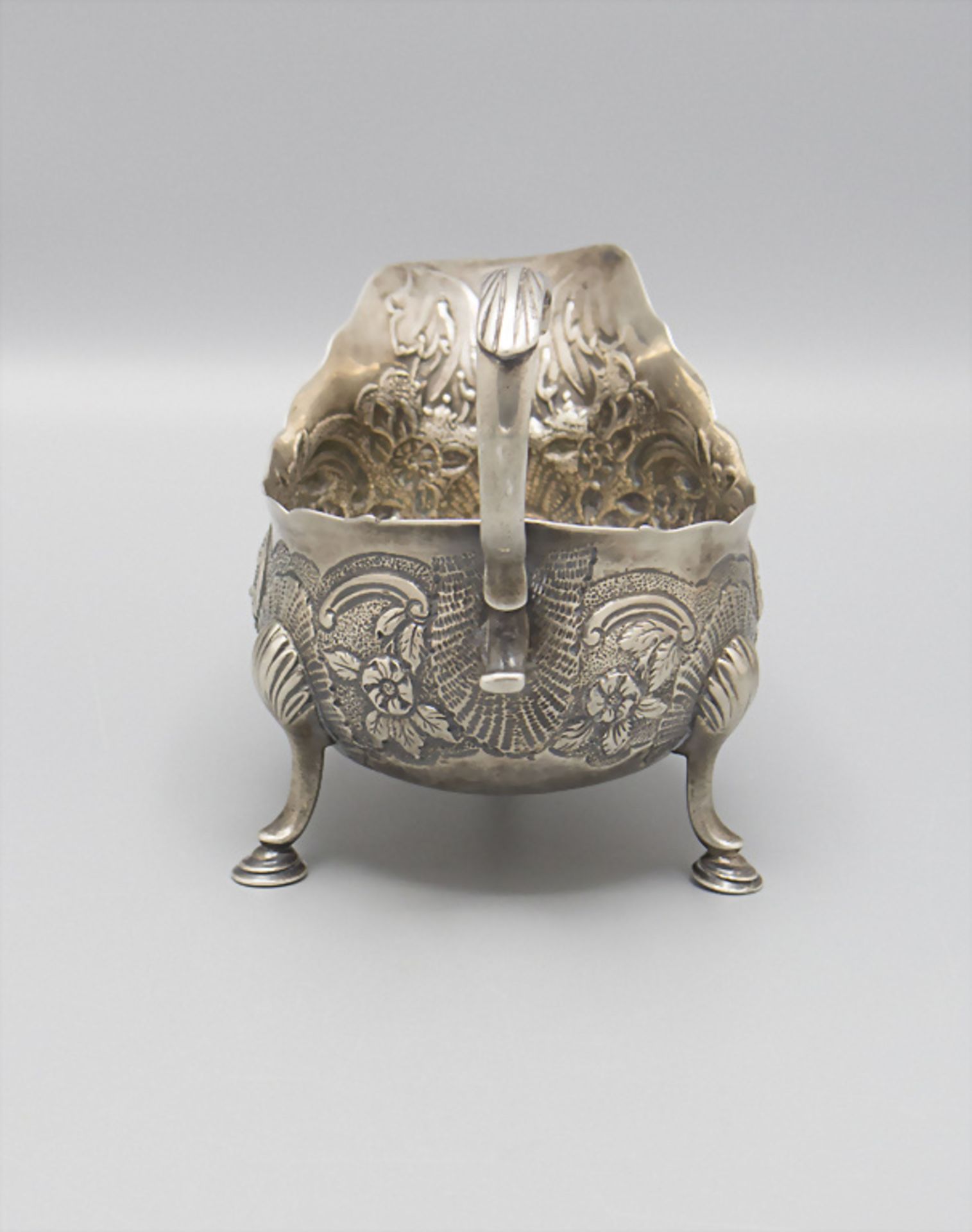 George II Sauciere / A silver George II sauce boat, David Hennell, London, 1762 - Image 4 of 7