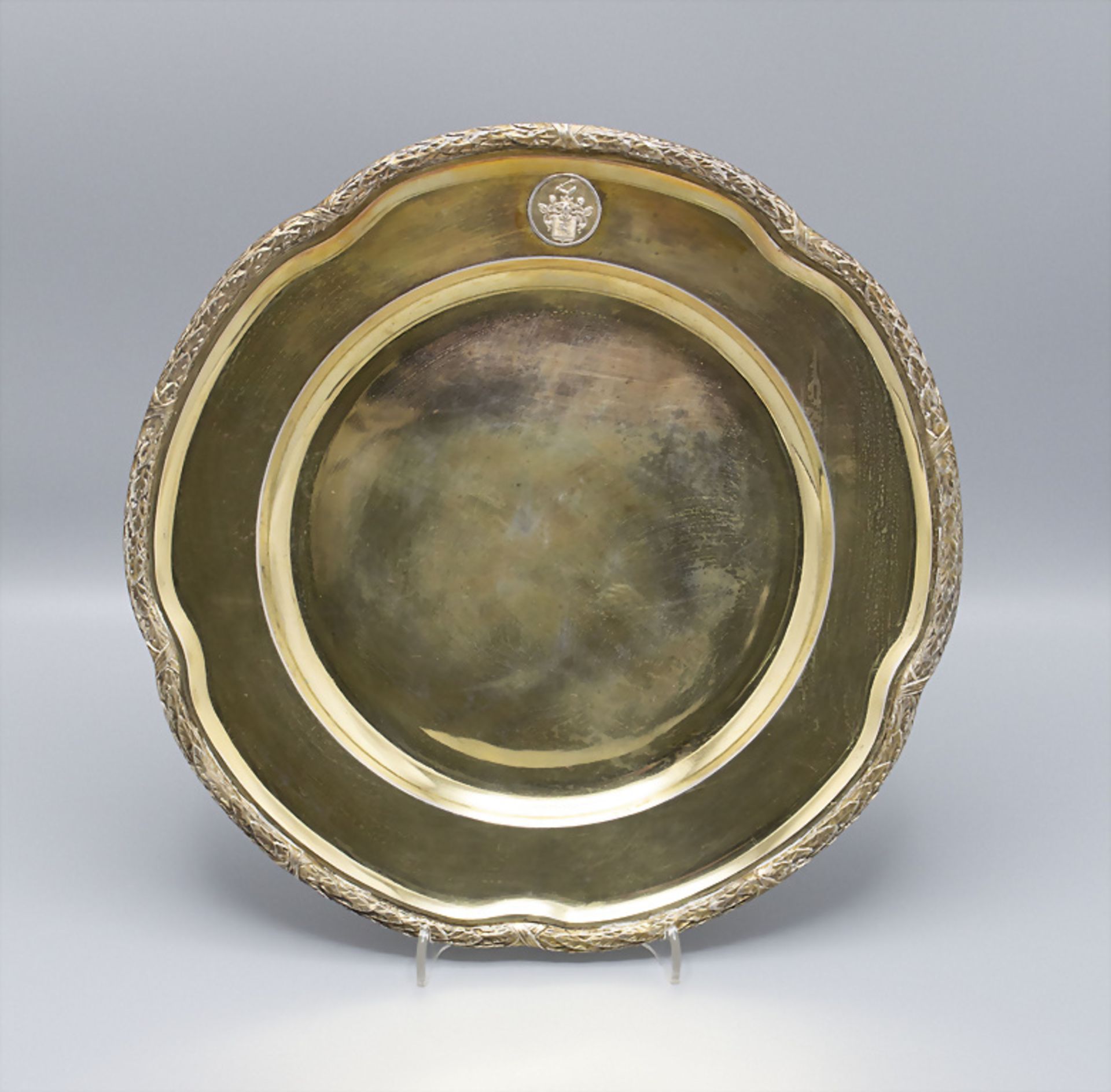 Prunkteller mit Adelswappen / A guilded silver plate with coat of arms, Gebr. Friedländer, ...