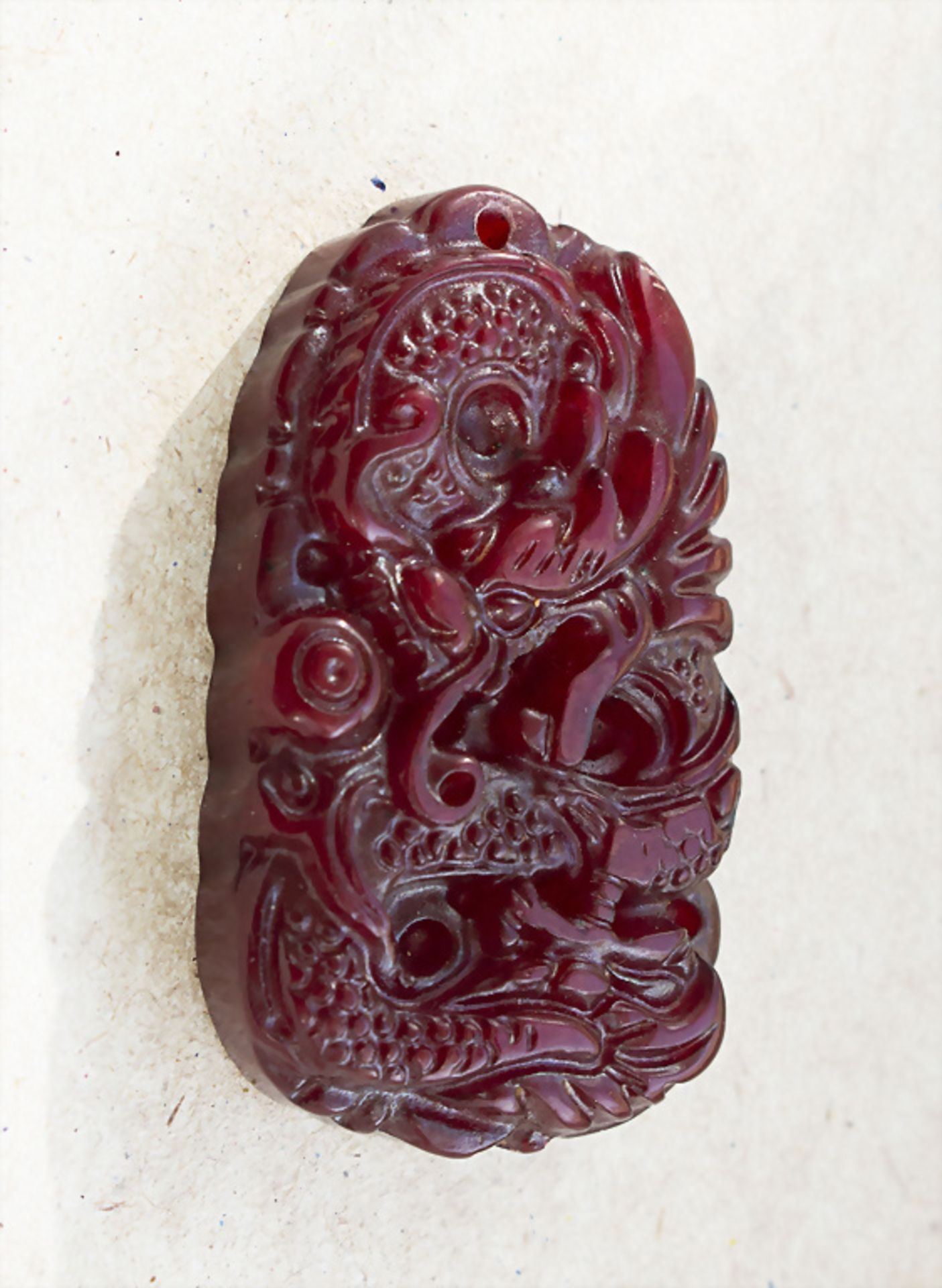 Anhänger mit Drachen aus rote Jade (?) / A red jade (?) pendant