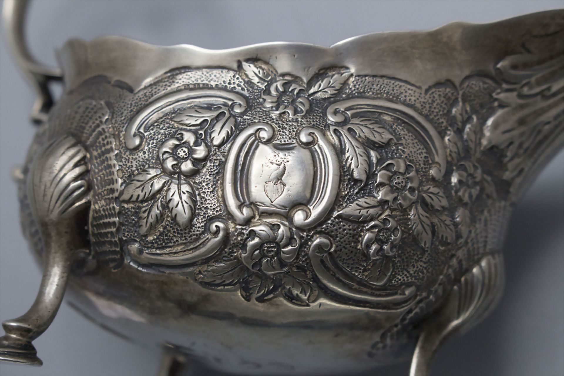 George II Sauciere / A silver George II sauce boat, David Hennell, London, 1762 - Image 7 of 7