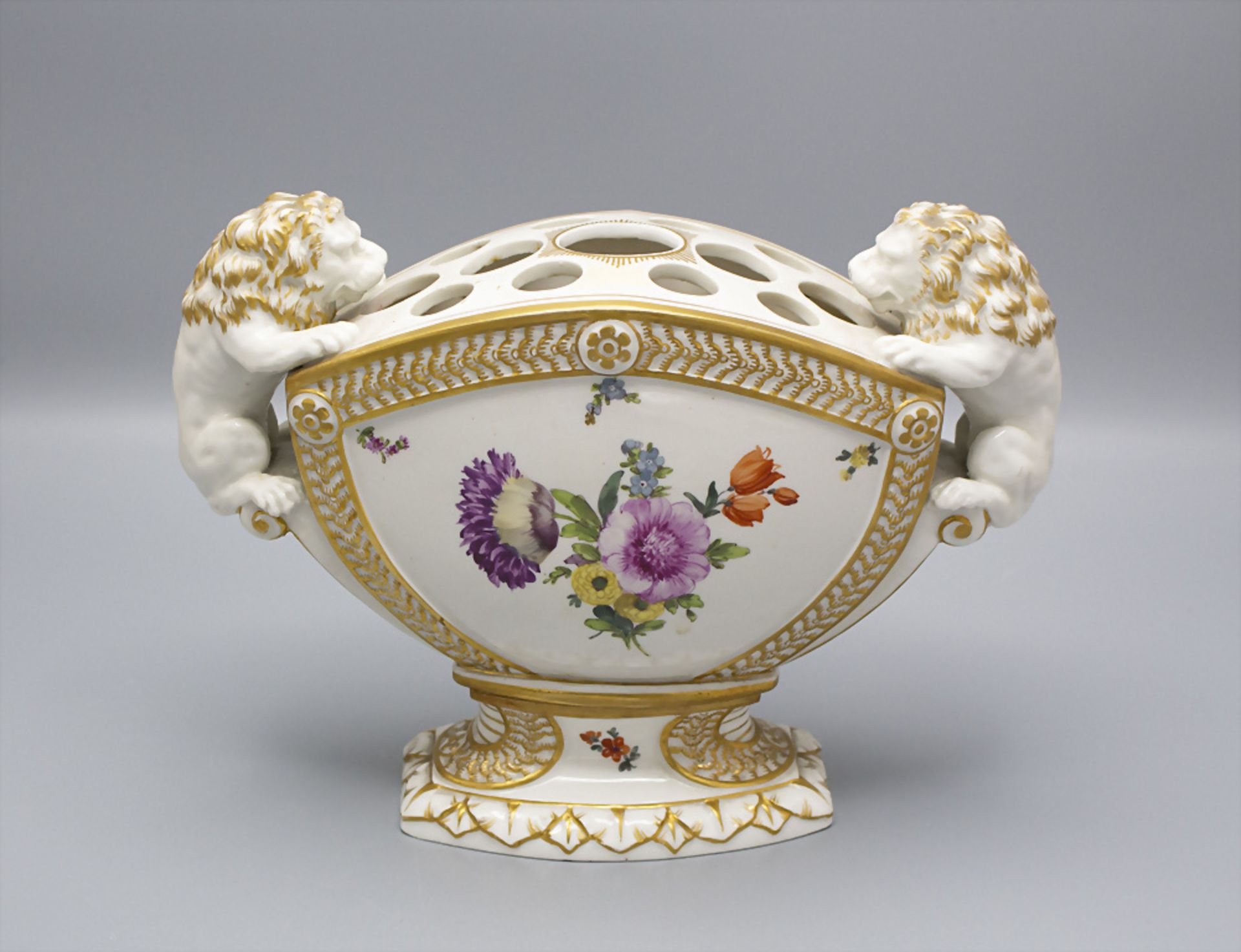 Porzellan Steckvase mit flankierenden Löwen und Blumenmalerei / A porcelain vase with lions ... - Bild 2 aus 4