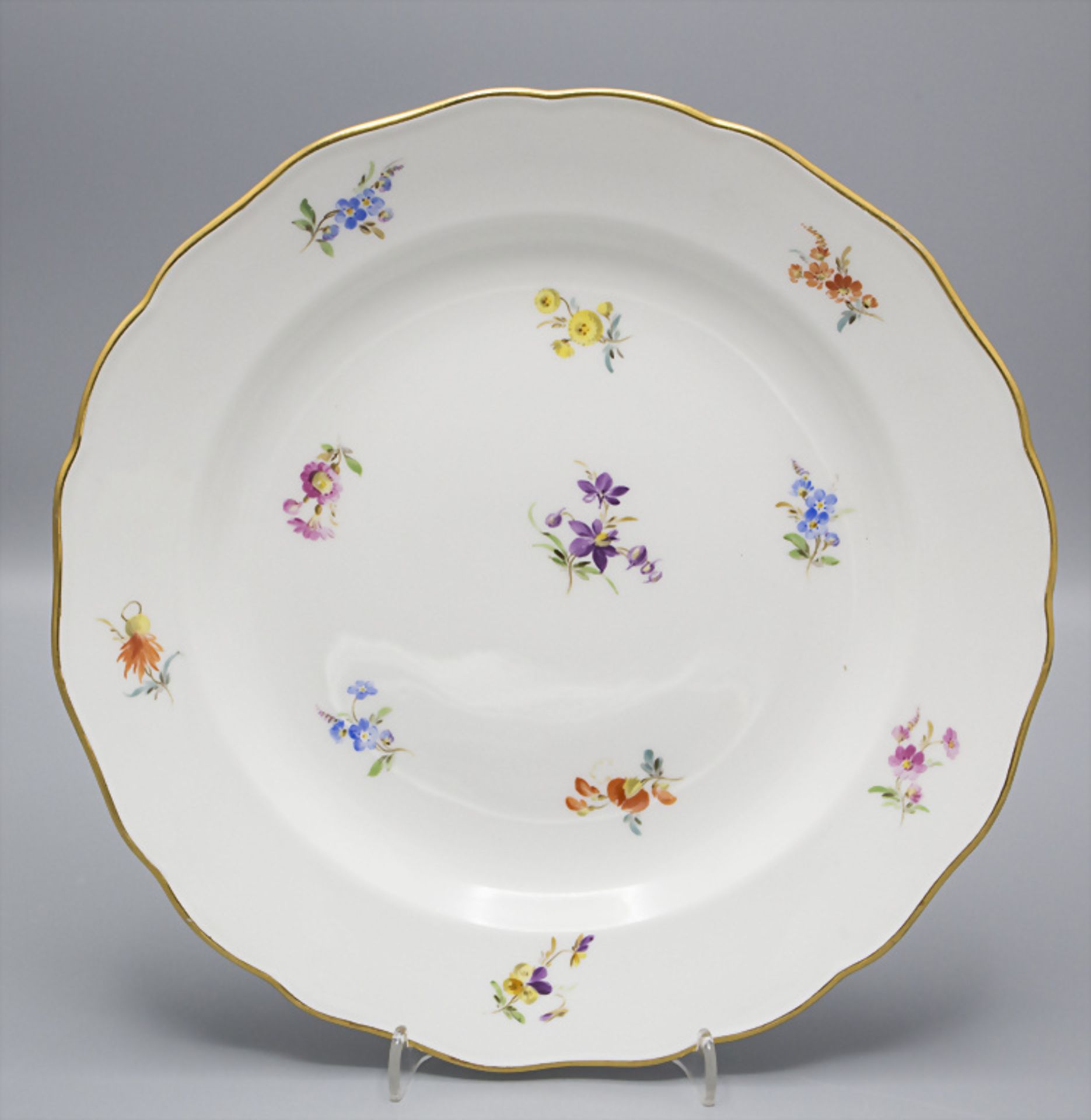 Teller mit Streublumen / A dinner plate with scattered flowers, Meissen, um 1880