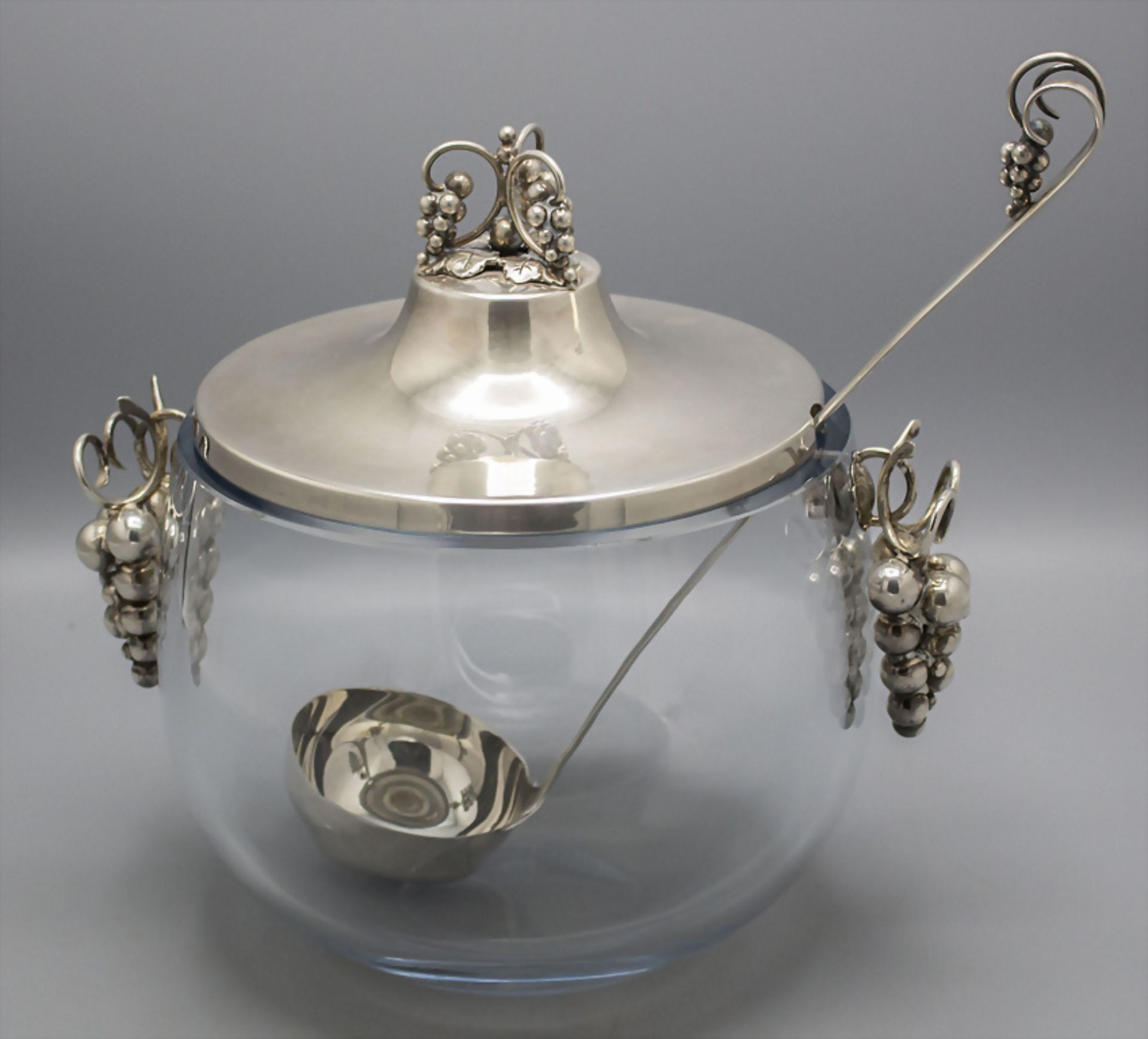 Glasbowle mit Silberdeckel, -montur und -kelle / A silver and glass punchbowl with ladle, Otto ...