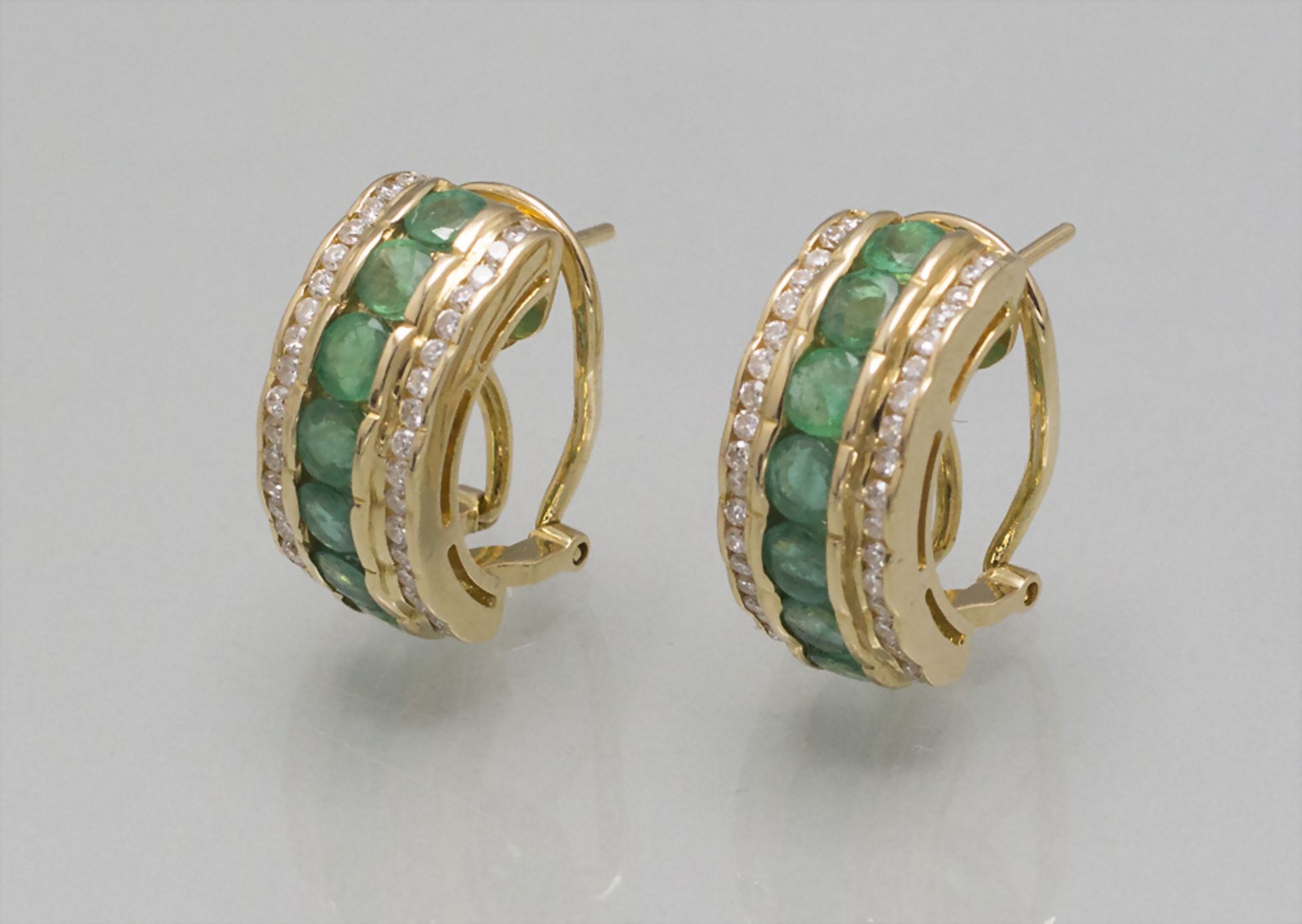 Paar Ohrclips mit Smaragden und Diamanten / A pair of 18 ct gold ear clips with emeralds and ...