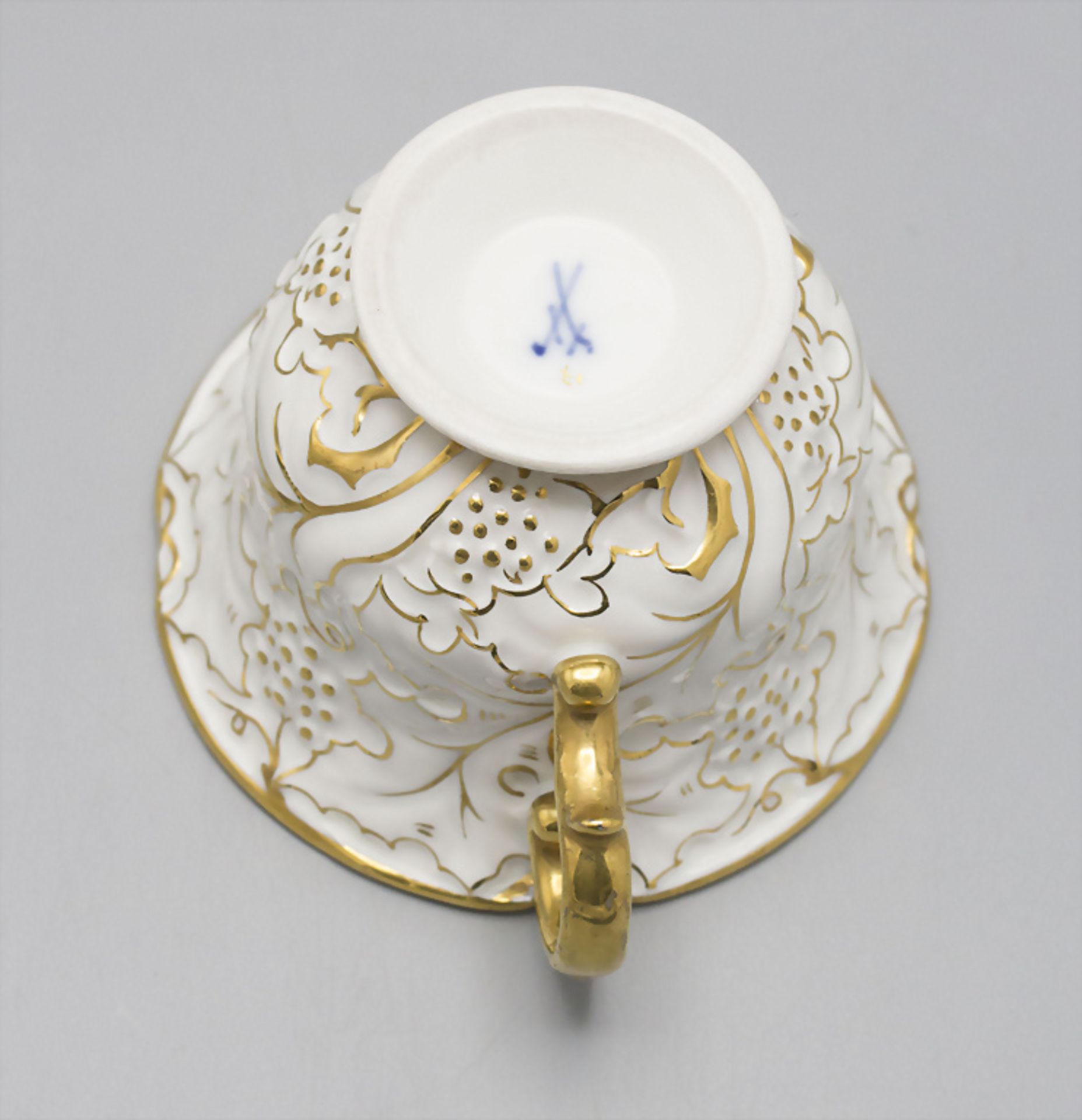 Porzellantasse und Untertasse / A porcelain cup and saucer, Meissen, 20. Jh. - Bild 4 aus 4